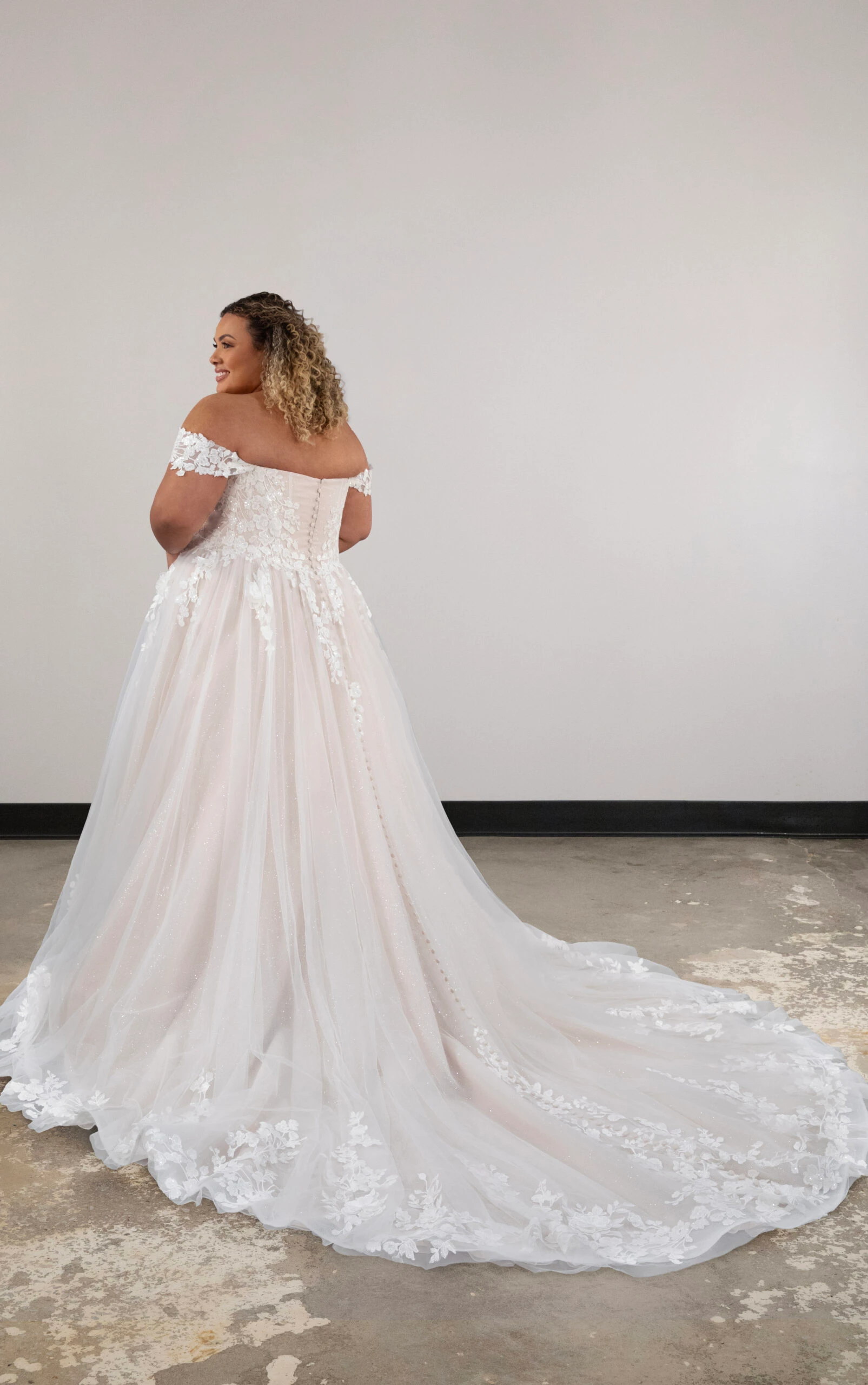 d4106 Bezauberndes Prinzessinnen-Ball-Brautkleid aus Spitze und Tüll  by Essense of Australia