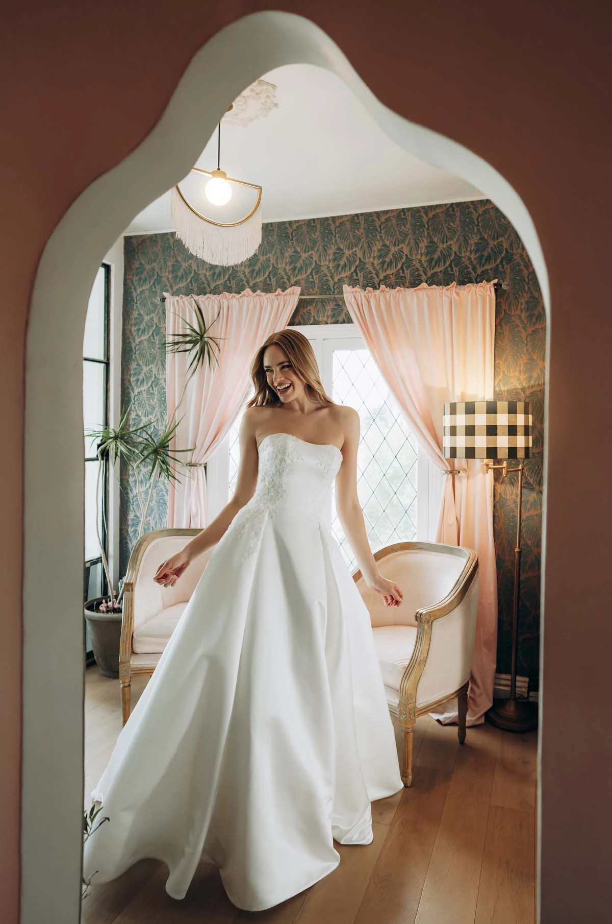 Trägerloses A-Linien-Brautkleid aus Spitze und Grand Satin mit wellenförmiger zugeschnittener Schleppe, SY8279, byStella York