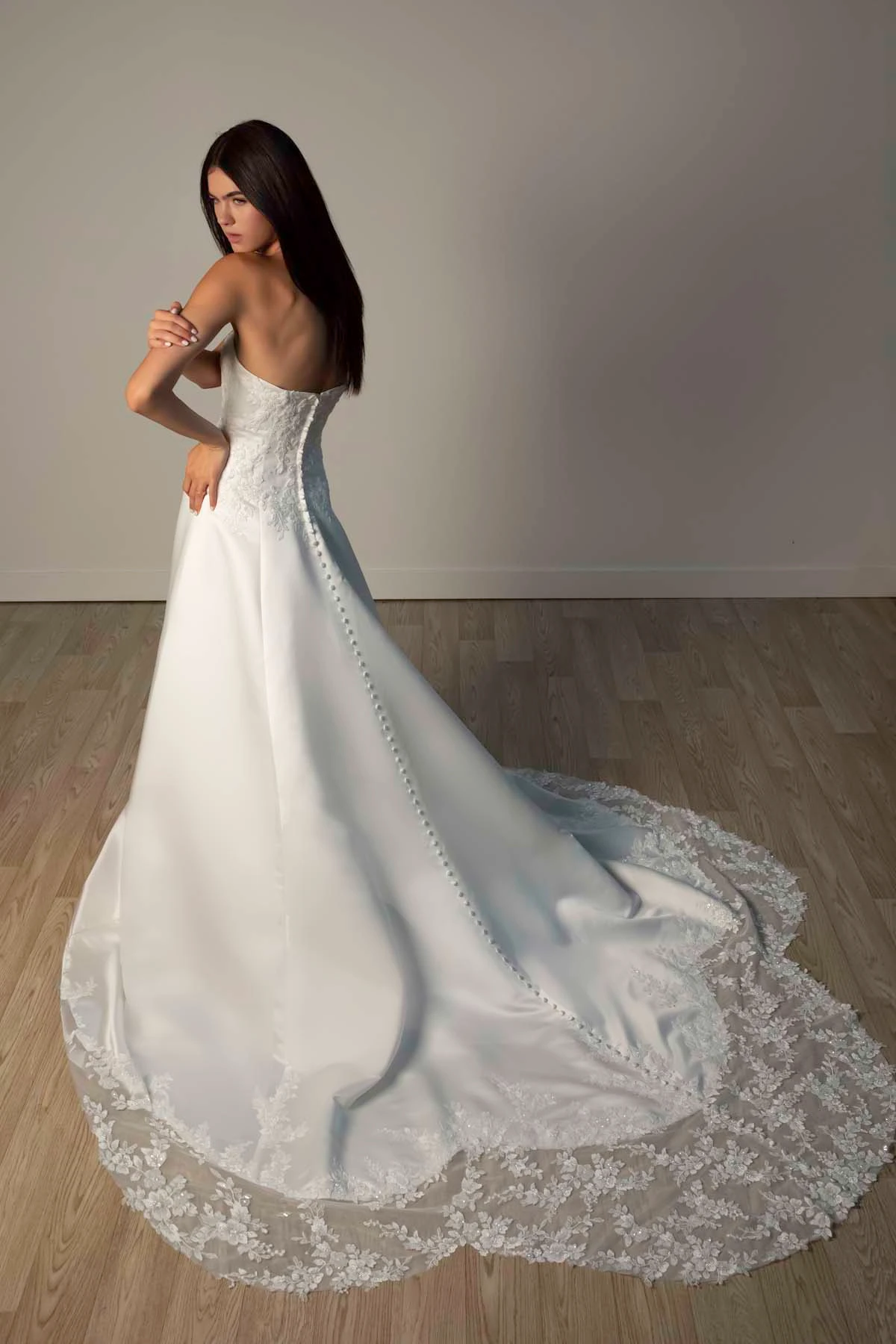 sy8279 Trägerloses A-Linien-Brautkleid aus Spitze und Grand Satin mit wellenförmiger zugeschnittener Schleppe  by Stella York