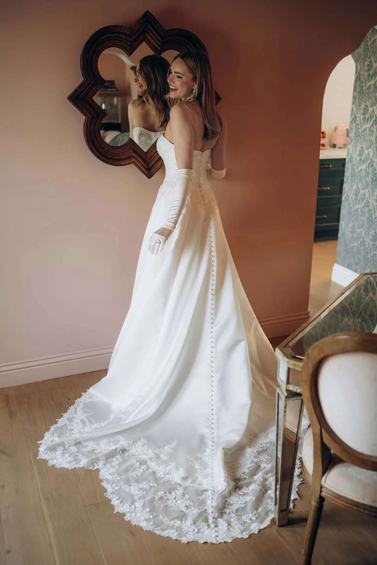 sy8279 Trägerloses A-Linien-Brautkleid aus Spitze und Grand Satin mit wellenförmiger zugeschnittener Schleppe  by Stella York