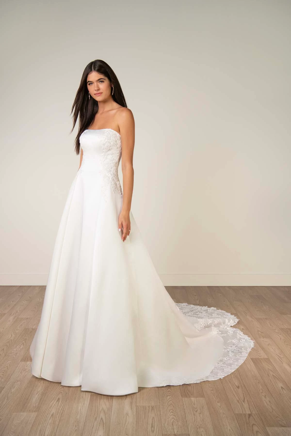 sy8279 Trägerloses A-Linien-Brautkleid aus Spitze und Grand Satin mit wellenförmiger zugeschnittener Schleppe  by Stella York