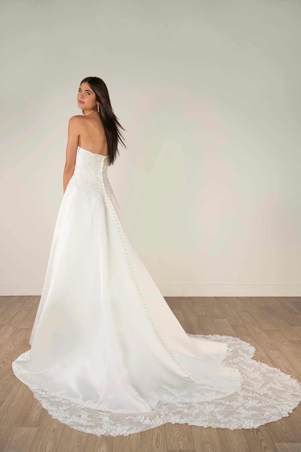 sy8279 Trägerloses A-Linien-Brautkleid aus Spitze und Grand Satin mit wellenförmiger zugeschnittener Schleppe  by Stella York