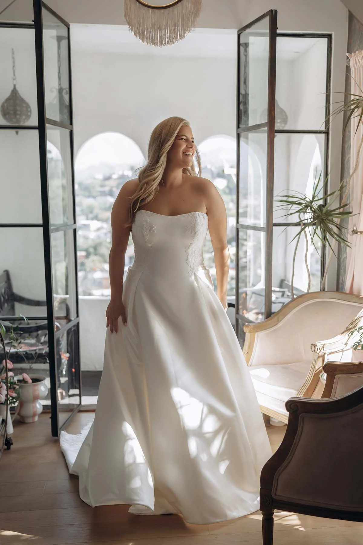 sy8279 Trägerloses A-Linien-Brautkleid aus Spitze und Grand Satin mit wellenförmiger zugeschnittener Schleppe  by Stella York