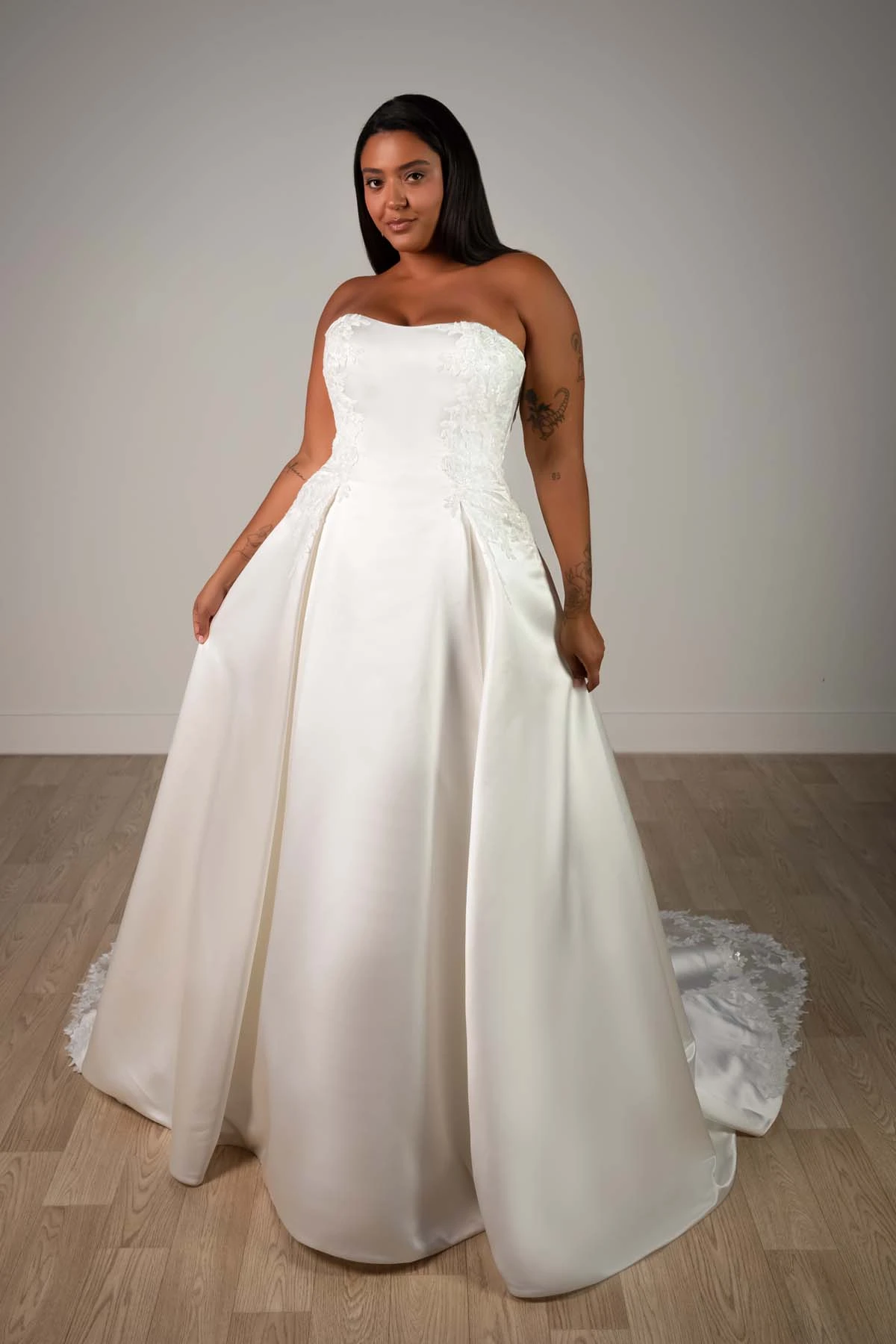 sy8279+ Trägerloses A-Linien-Brautkleid in Übergröße aus Spitze und Grand Satin mit wellenförmiger zugeschnittener Schleppe  by Stella York