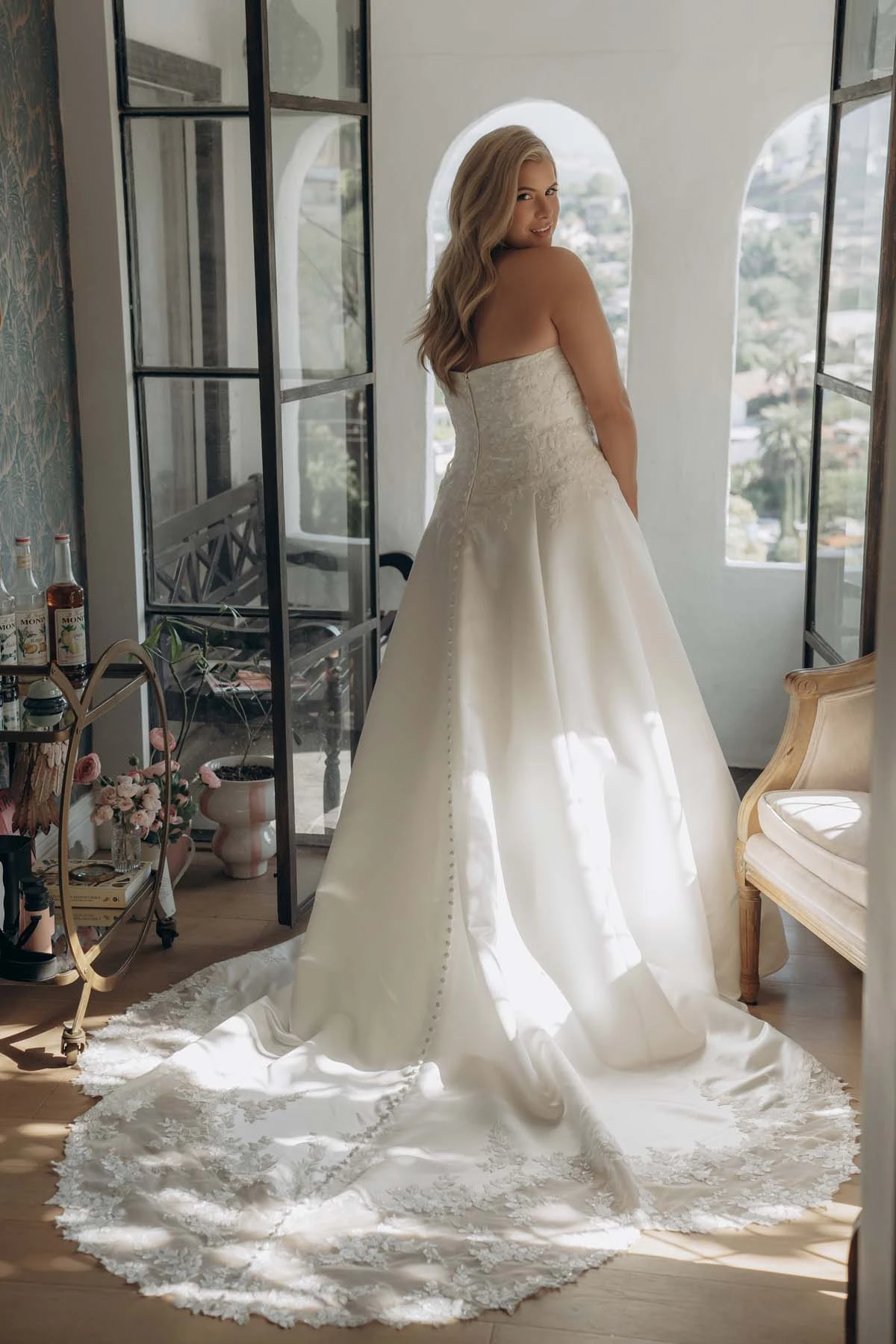 sy8279+ Trägerloses A-Linien-Brautkleid in Übergröße aus Spitze und Grand Satin mit wellenförmiger zugeschnittener Schleppe  by Stella York