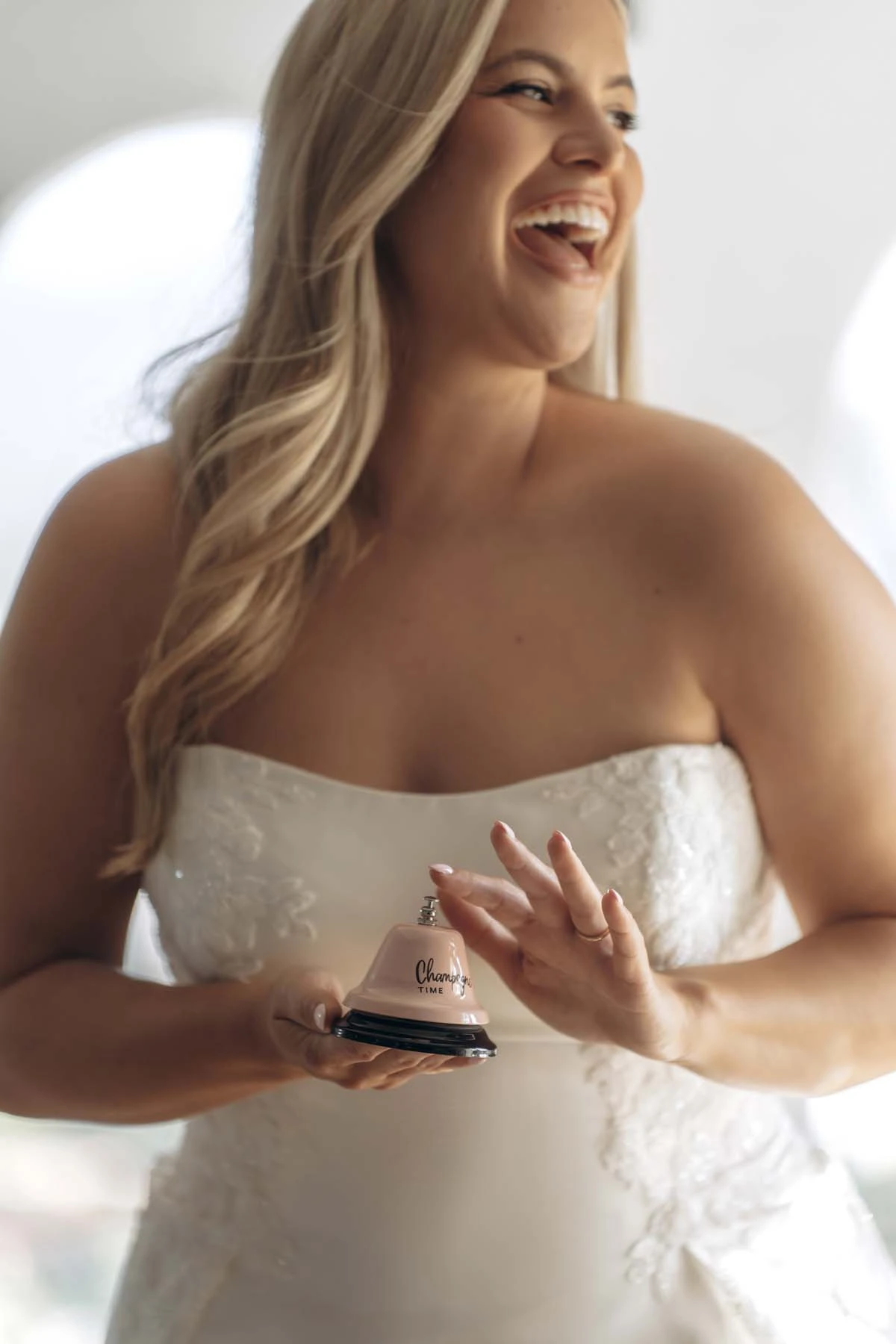 sy8279+ Trägerloses A-Linien-Brautkleid in Übergröße aus Spitze und Grand Satin mit wellenförmiger zugeschnittener Schleppe  by Stella York