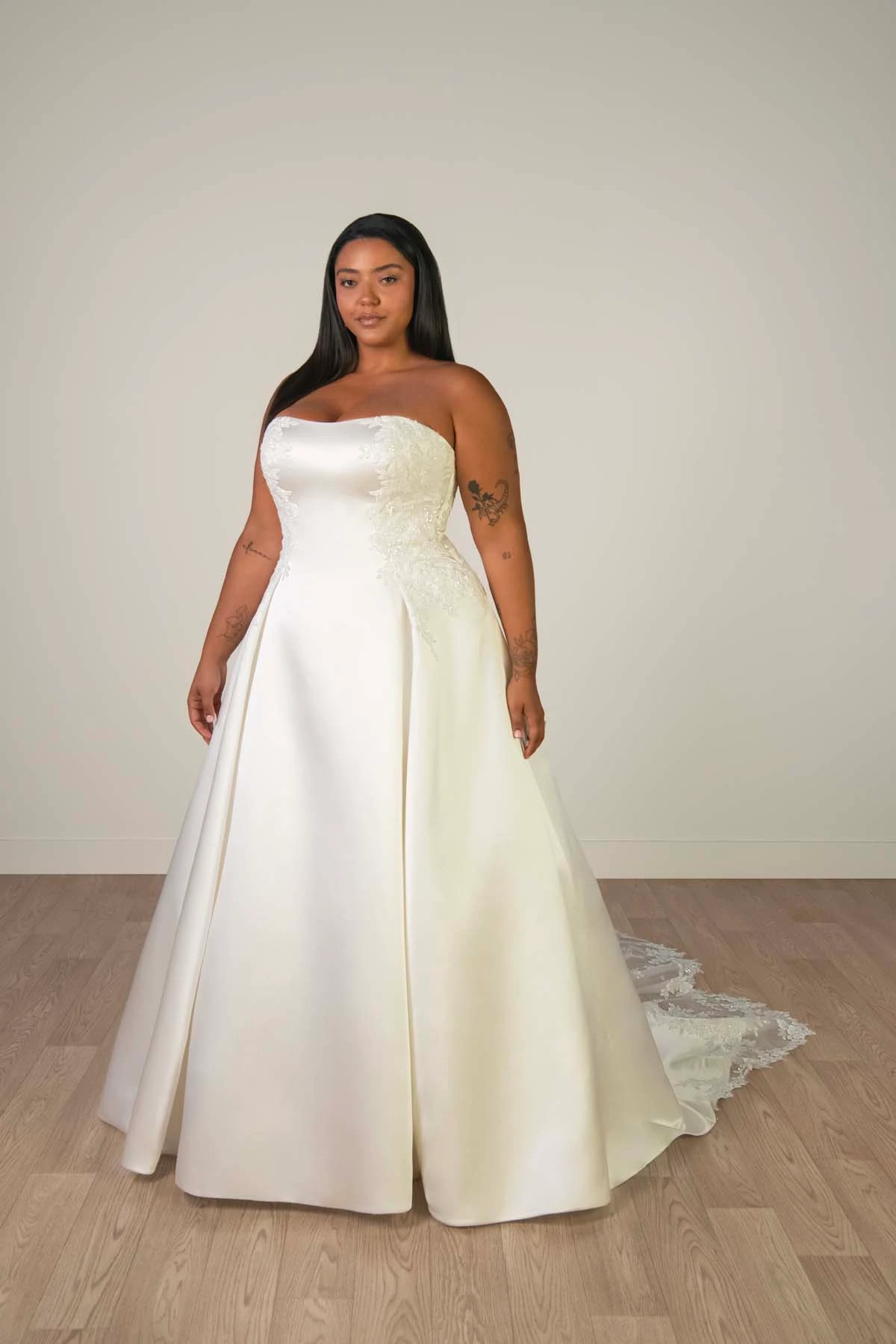 sy8279+ Trägerloses A-Linien-Brautkleid in Übergröße aus Spitze und Grand Satin mit wellenförmiger zugeschnittener Schleppe  by Stella York