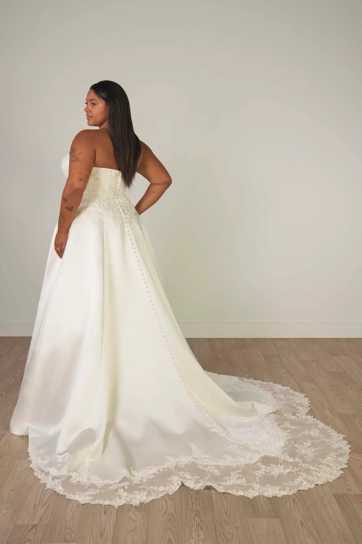 sy8279+ Trägerloses A-Linien-Brautkleid in Übergröße aus Spitze und Grand Satin mit wellenförmiger zugeschnittener Schleppe  by Stella York