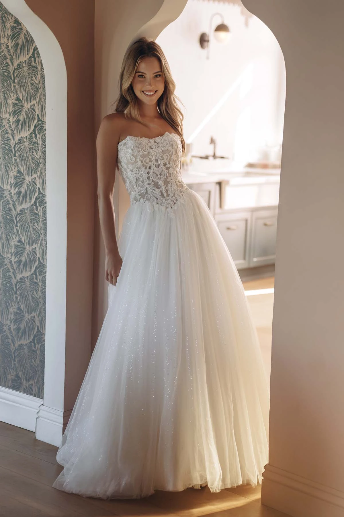 Trägerloses Ball-Brautkleid aus funkelndem Tüll und Spitze mit transparentem Korsettoberteil, SY8301, byStella York
