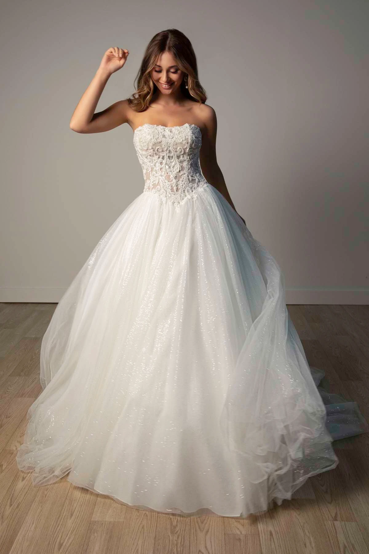 sy8301 Trägerloses Ball-Brautkleid aus funkelndem Tüll und Spitze mit transparentem Korsettoberteil  by Stella York
