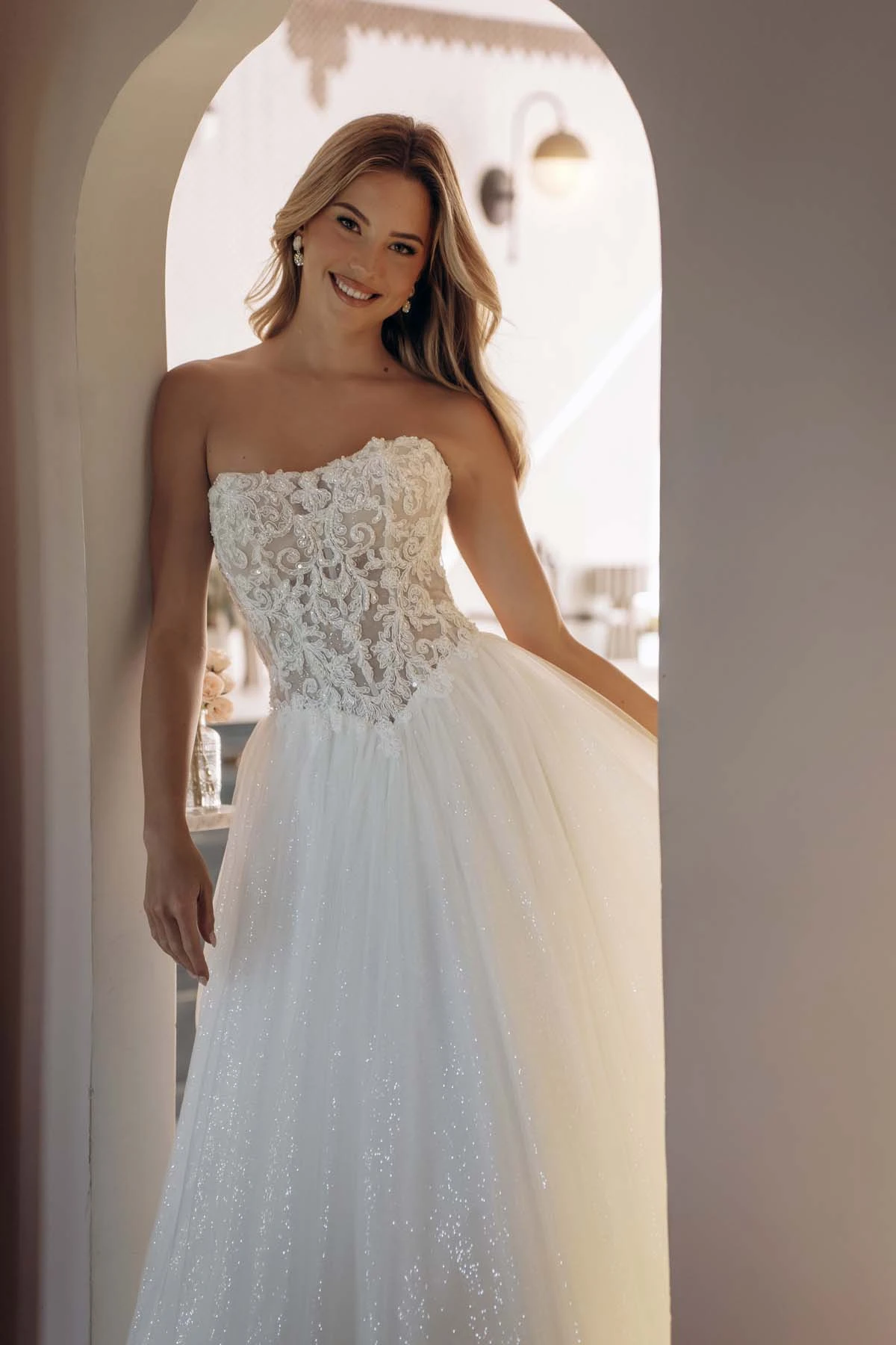 sy8301 Trägerloses Ball-Brautkleid aus funkelndem Tüll und Spitze mit transparentem Korsettoberteil  by Stella York