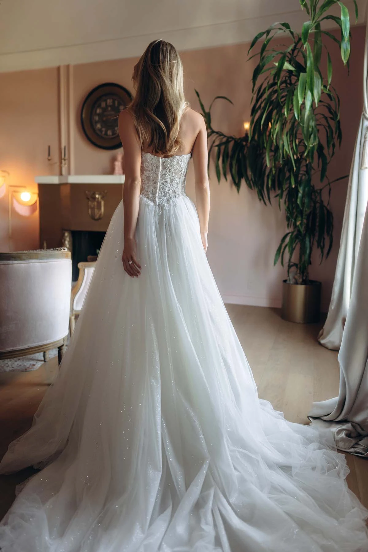 sy8301 Trägerloses Ball-Brautkleid aus funkelndem Tüll und Spitze mit transparentem Korsettoberteil  by Stella York