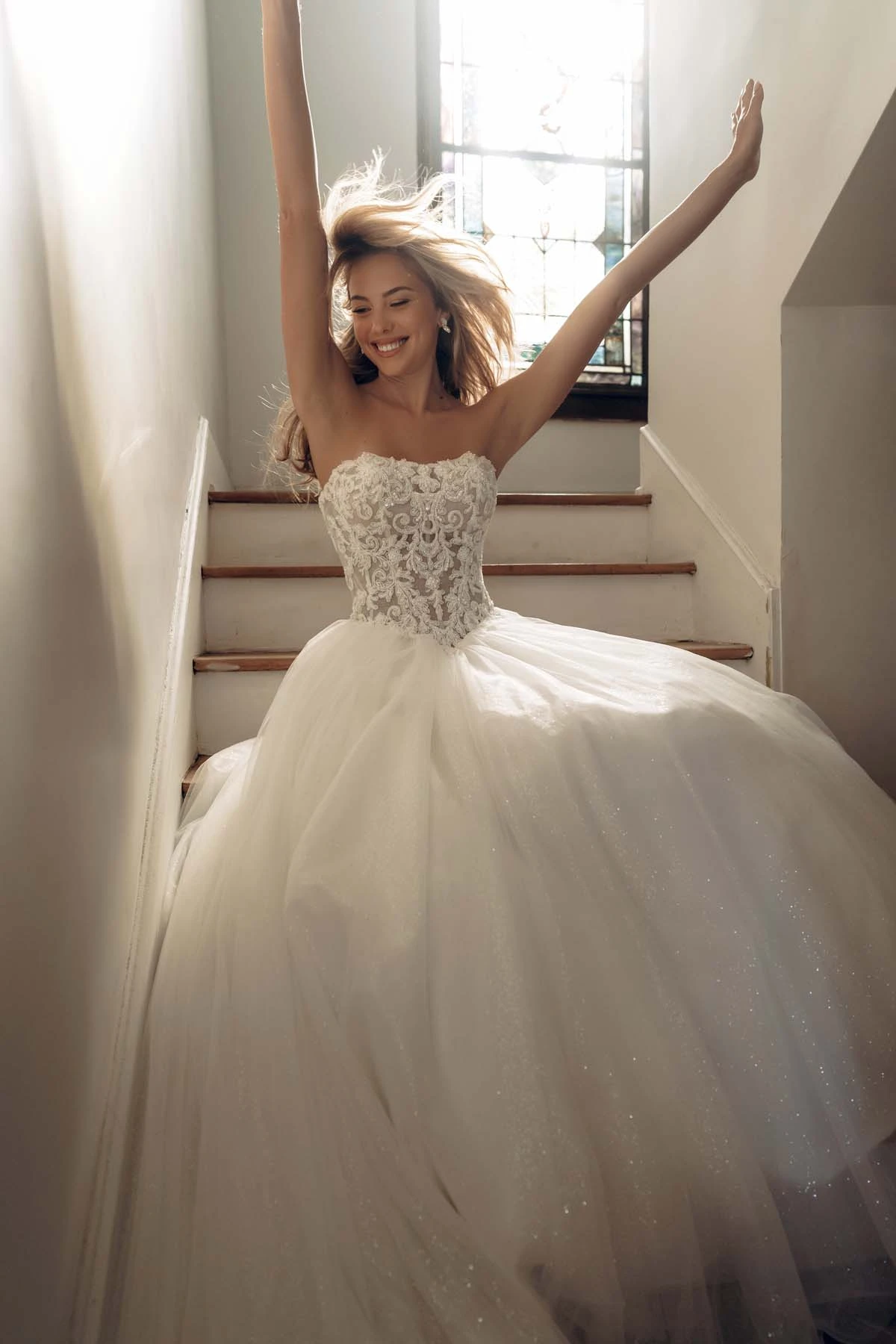 sy8301 Trägerloses Ball-Brautkleid aus funkelndem Tüll und Spitze mit transparentem Korsettoberteil  by Stella York