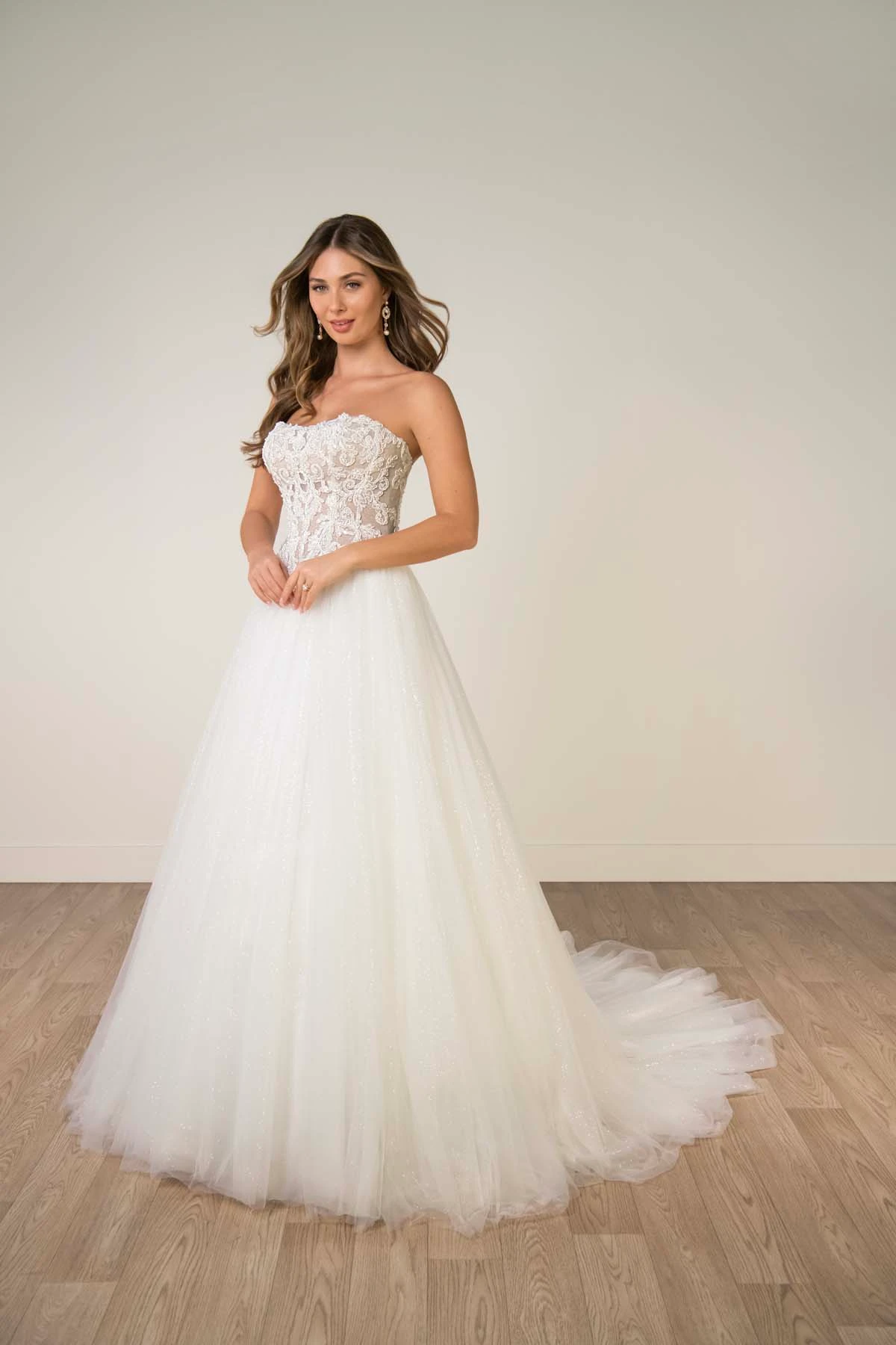 sy8301 Trägerloses Ball-Brautkleid aus funkelndem Tüll und Spitze mit transparentem Korsettoberteil  by Stella York