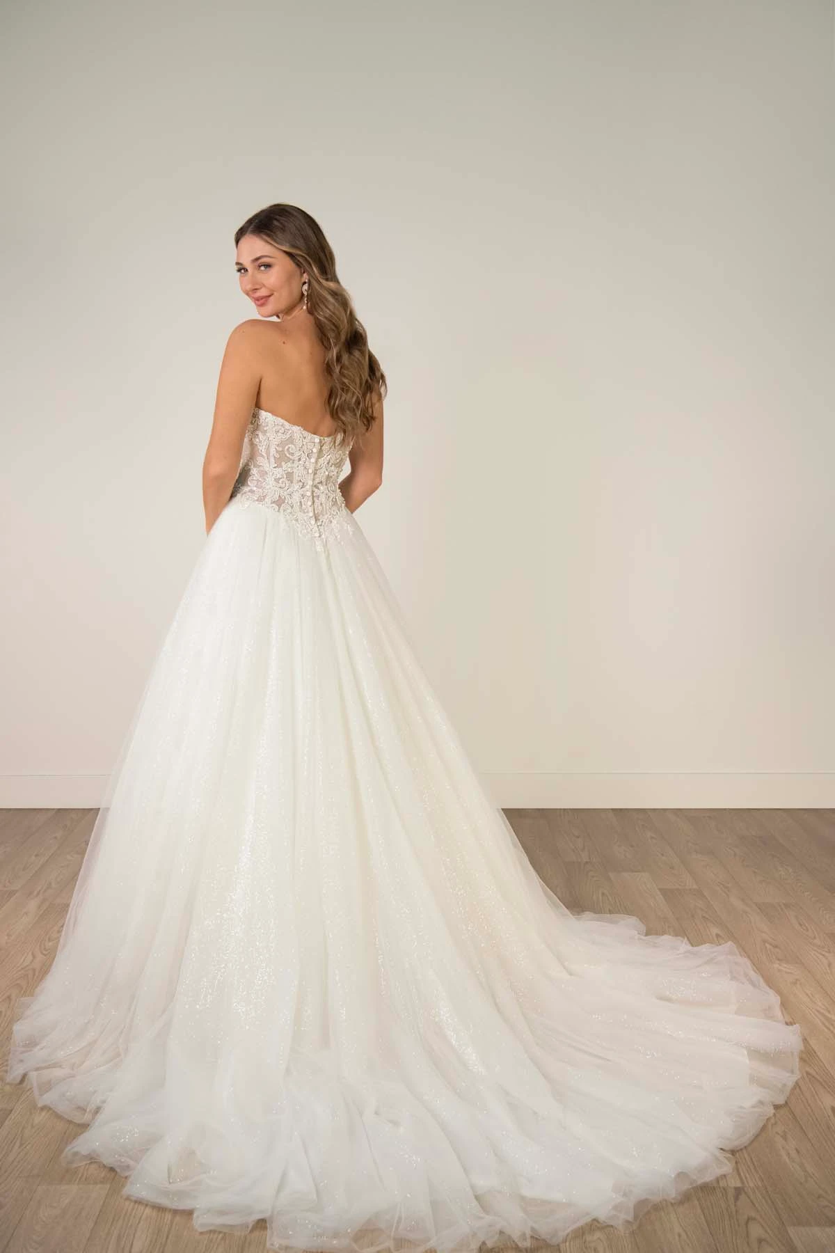 sy8301 Trägerloses Ball-Brautkleid aus funkelndem Tüll und Spitze mit transparentem Korsettoberteil  by Stella York