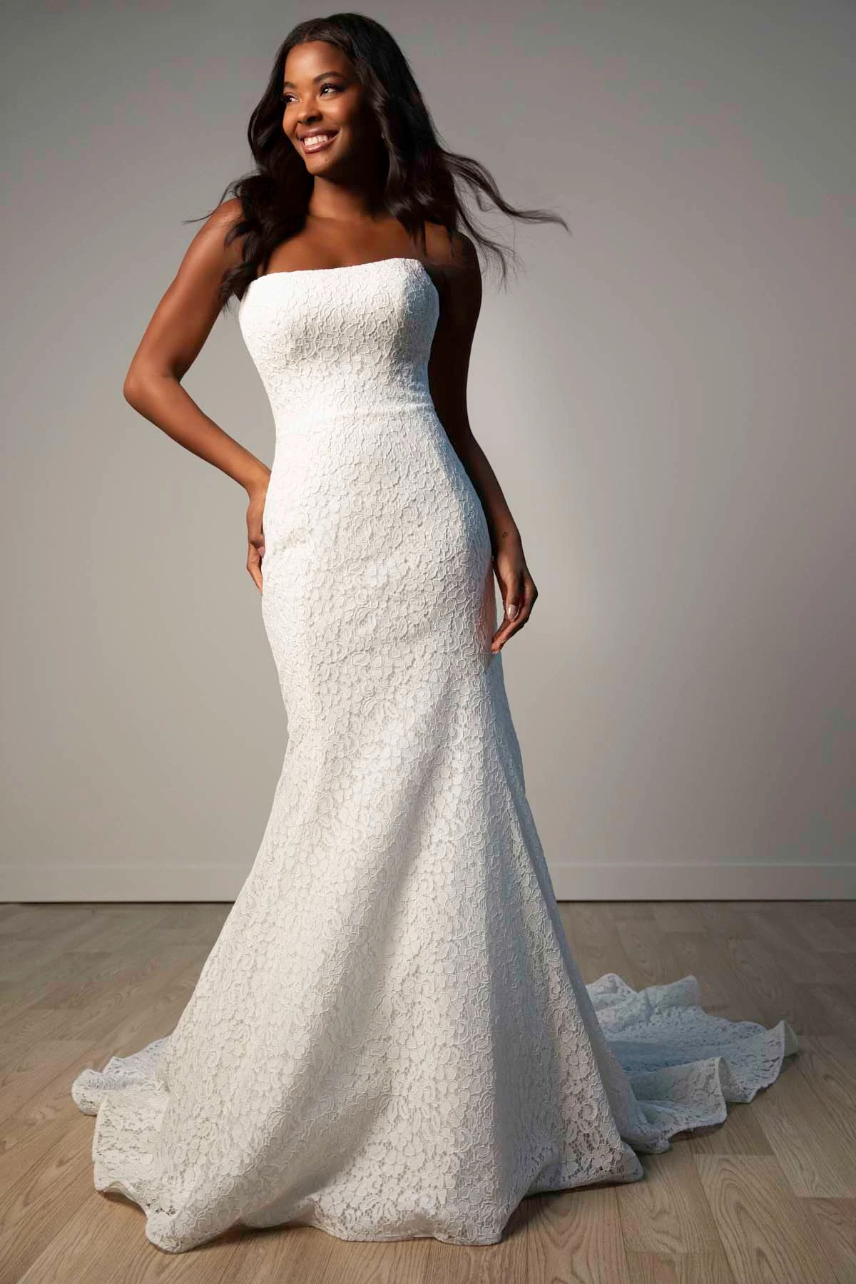 Trägerloses Meerjungfrau-Brautkleid aus Spitze mit wellenförmigem Saum, SY8306, byStella York