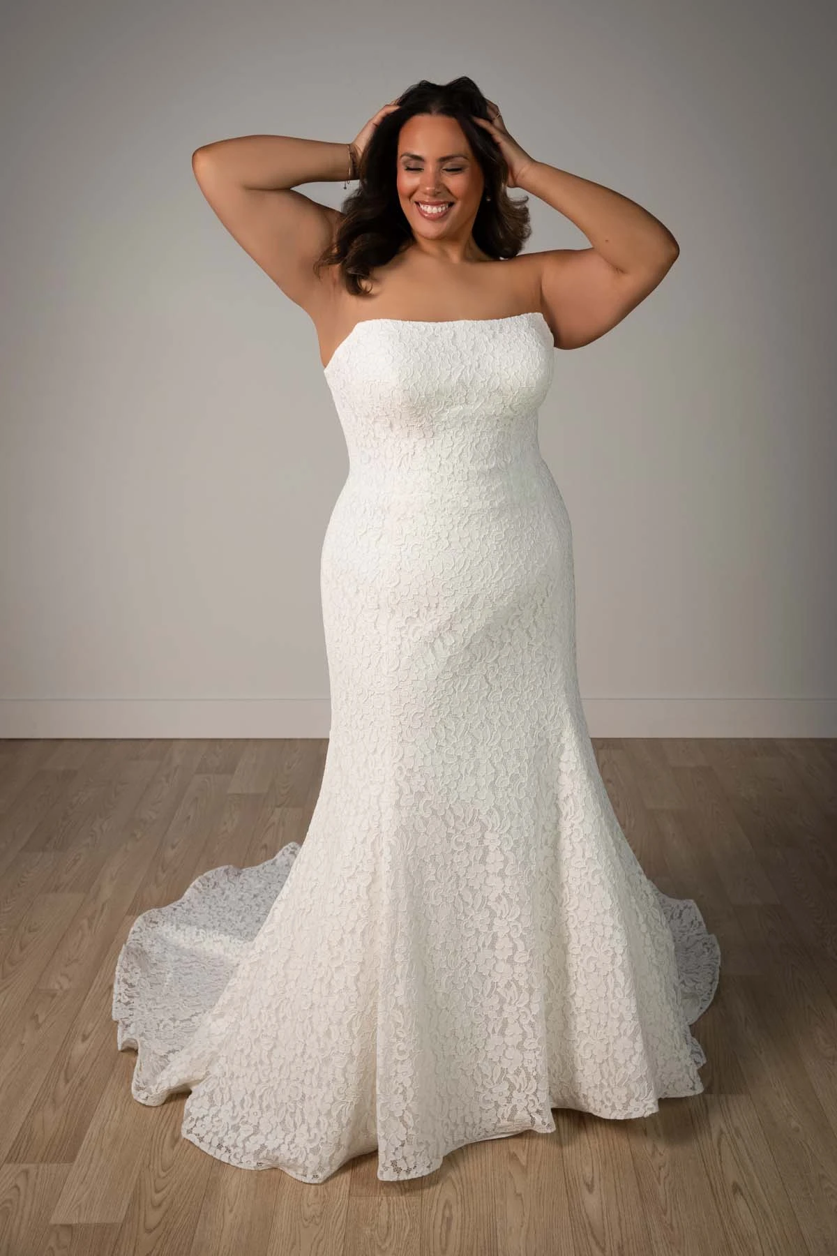 sy8306 Trägerloses Meerjungfrau-Brautkleid aus Spitze mit wellenförmigem Saum  by Stella York