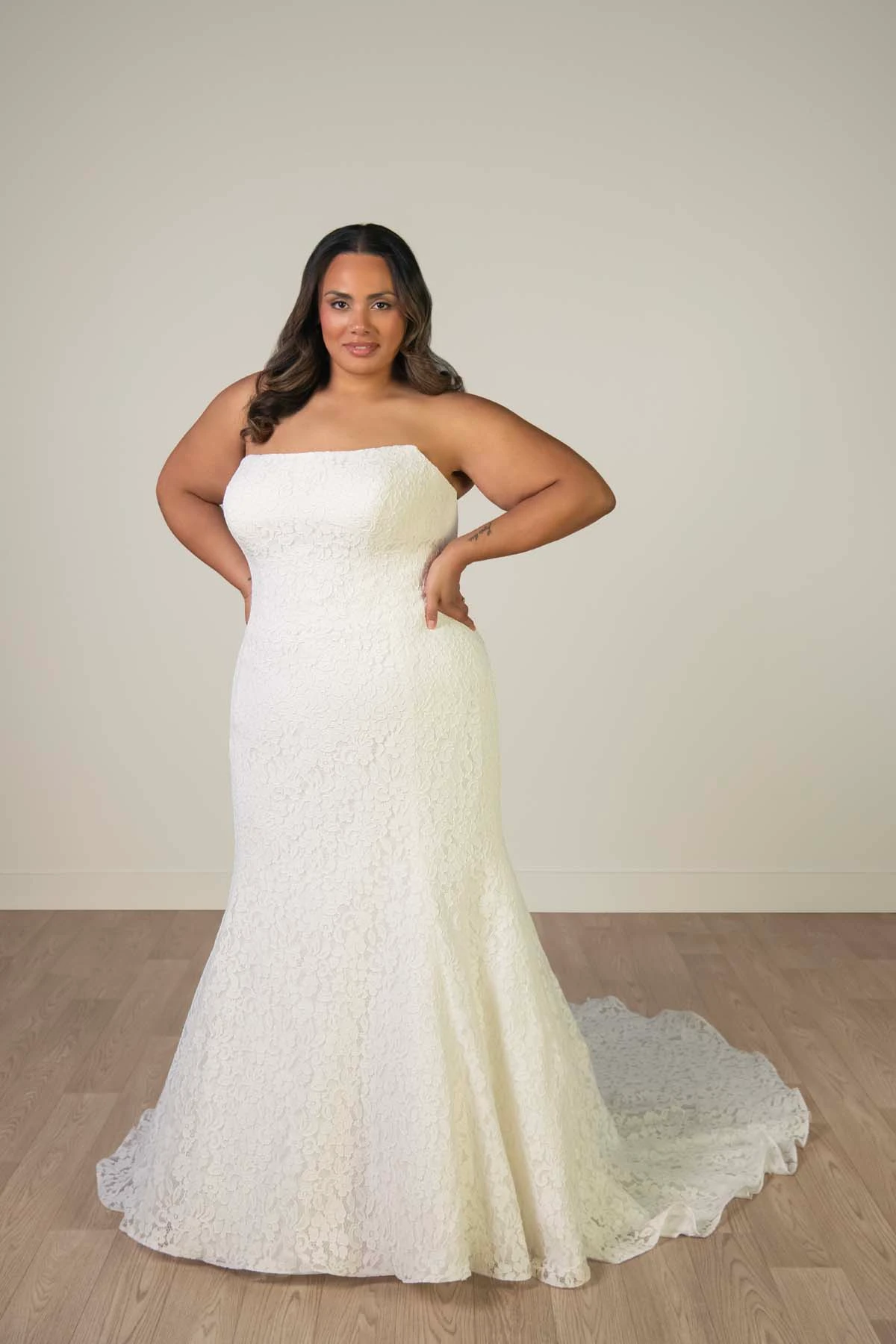 sy8306 Trägerloses Meerjungfrau-Brautkleid aus Spitze mit wellenförmigem Saum  by Stella York