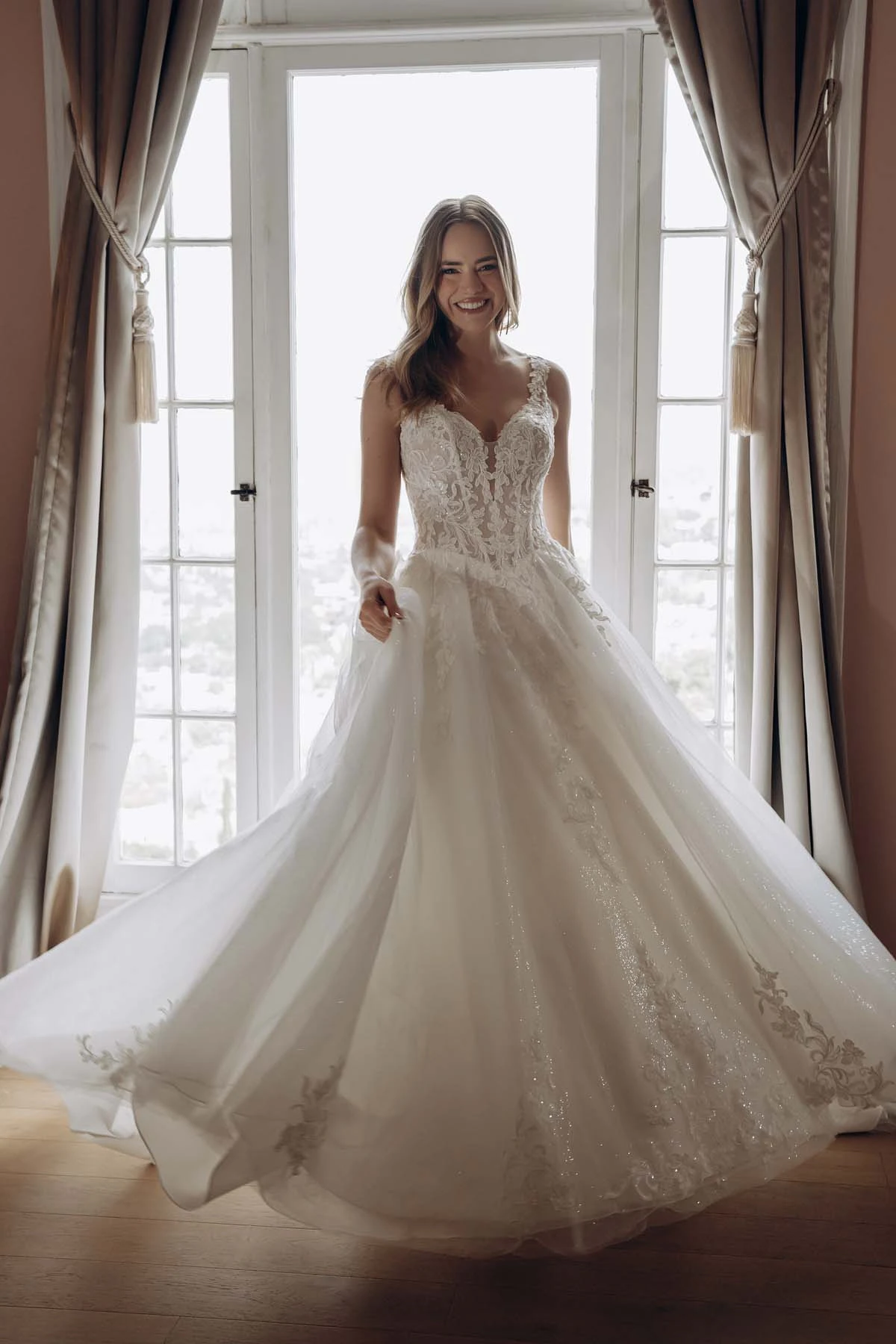 Funkelndes A-Linien-Brautkleid aus Tüll und Spitze mit Korsettoberteil und tiefem V-Ausschnitt, SY8314, byStella York