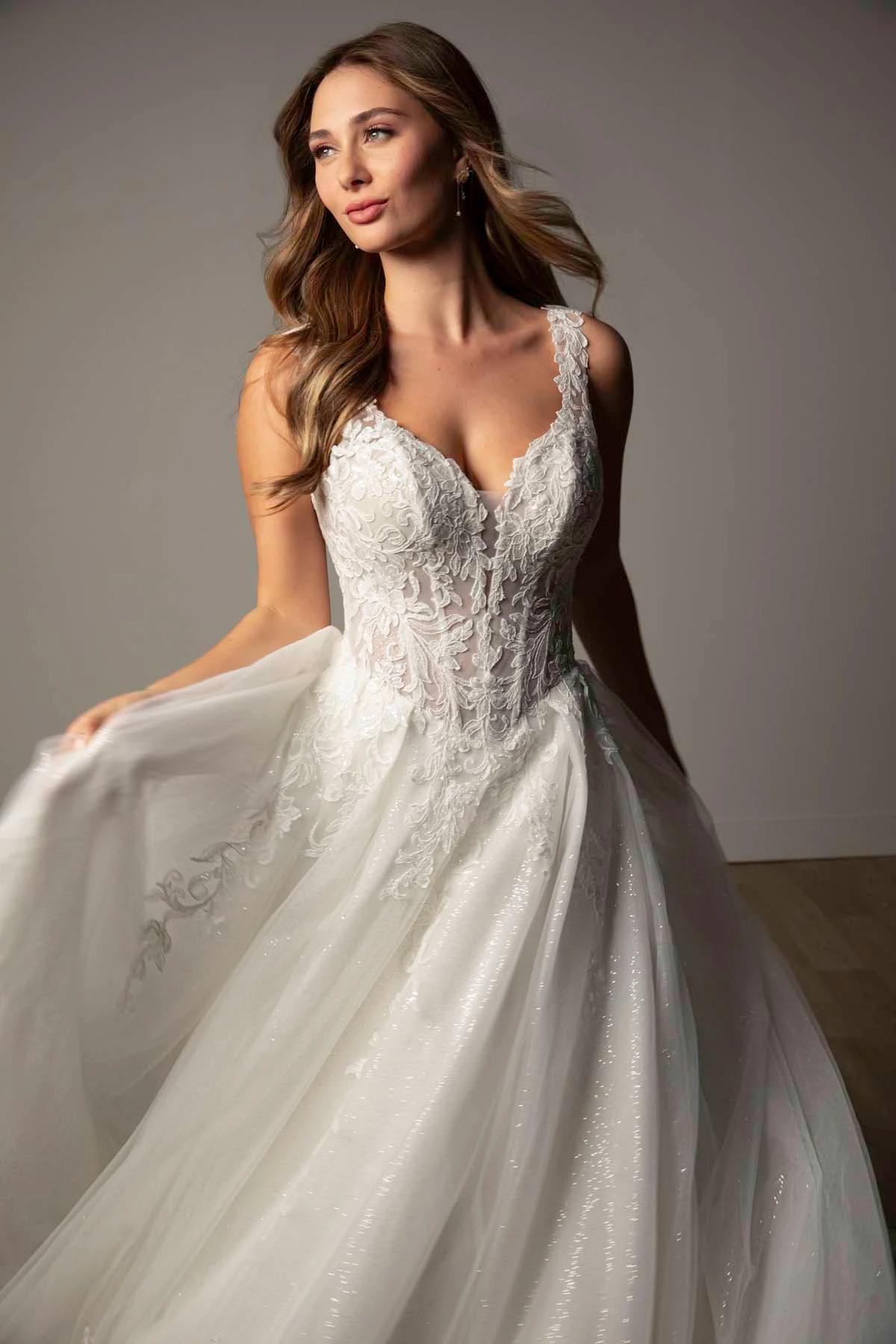 sy8314 Funkelndes A-Linien-Brautkleid aus Tüll und Spitze mit Korsettoberteil und tiefem V-Ausschnitt  by Stella York