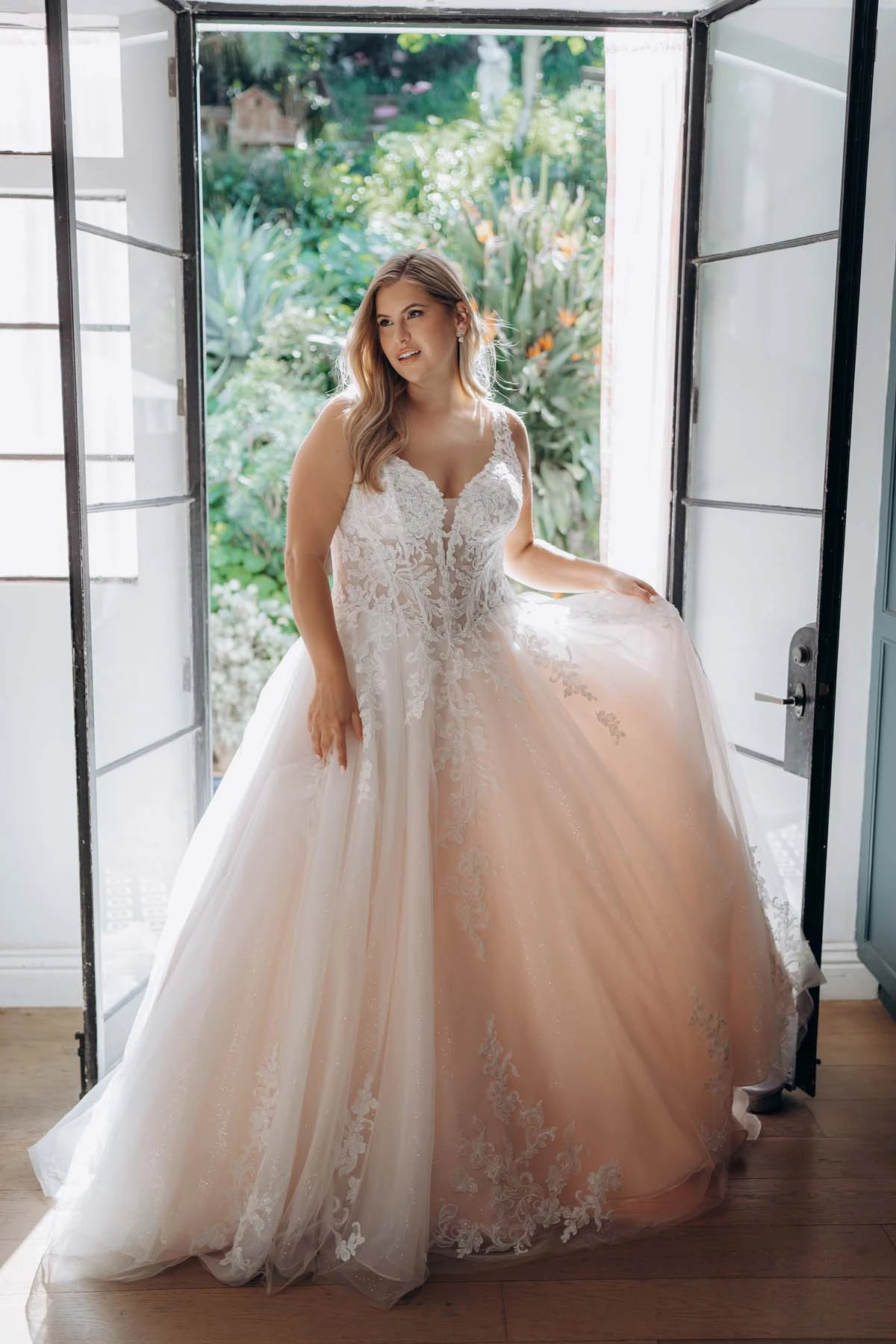sy8314 Funkelndes A-Linien-Brautkleid aus Tüll und Spitze mit Korsettoberteil und tiefem V-Ausschnitt  by Stella York