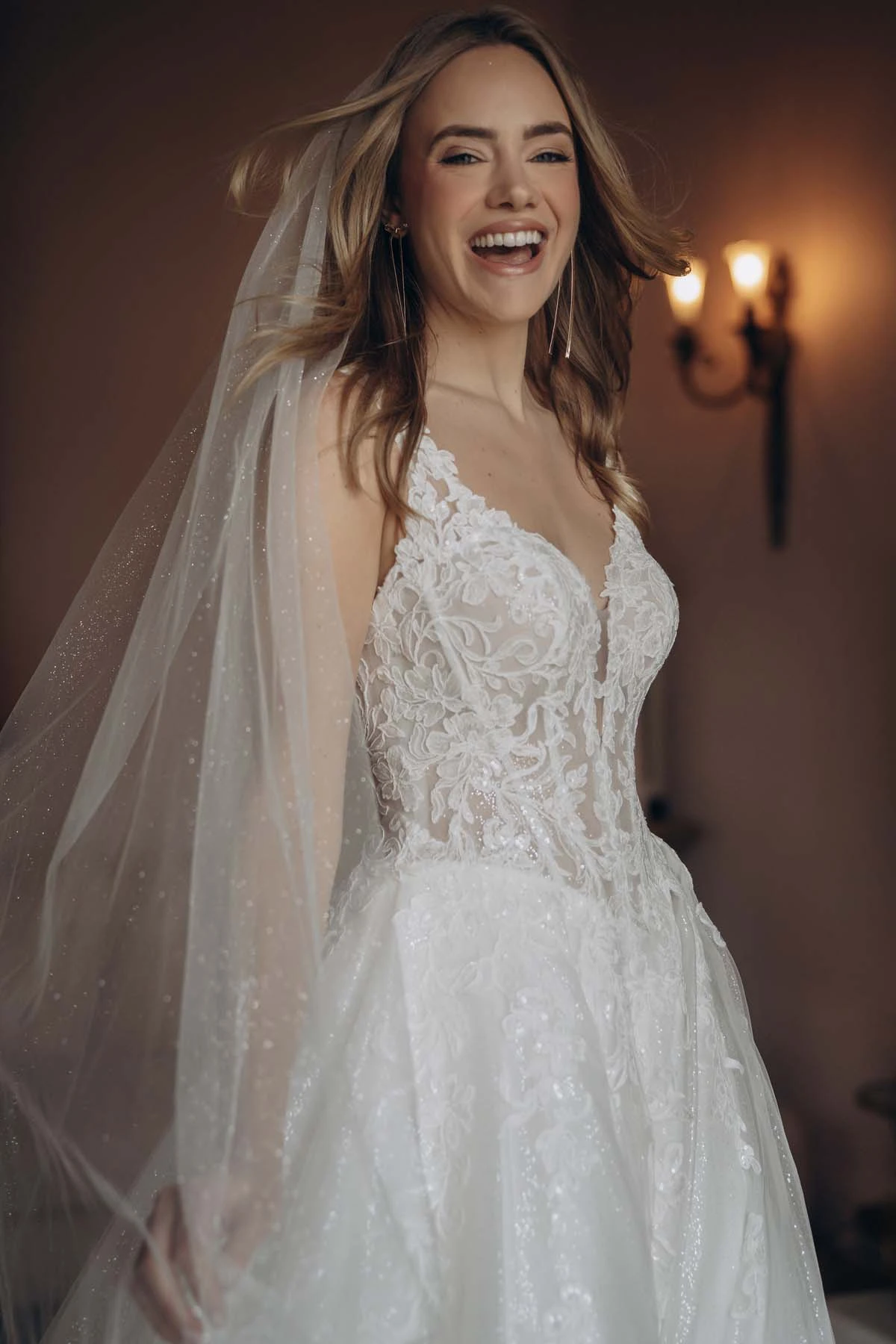 sy8314 Funkelndes A-Linien-Brautkleid aus Tüll und Spitze mit Korsettoberteil und tiefem V-Ausschnitt  by Stella York