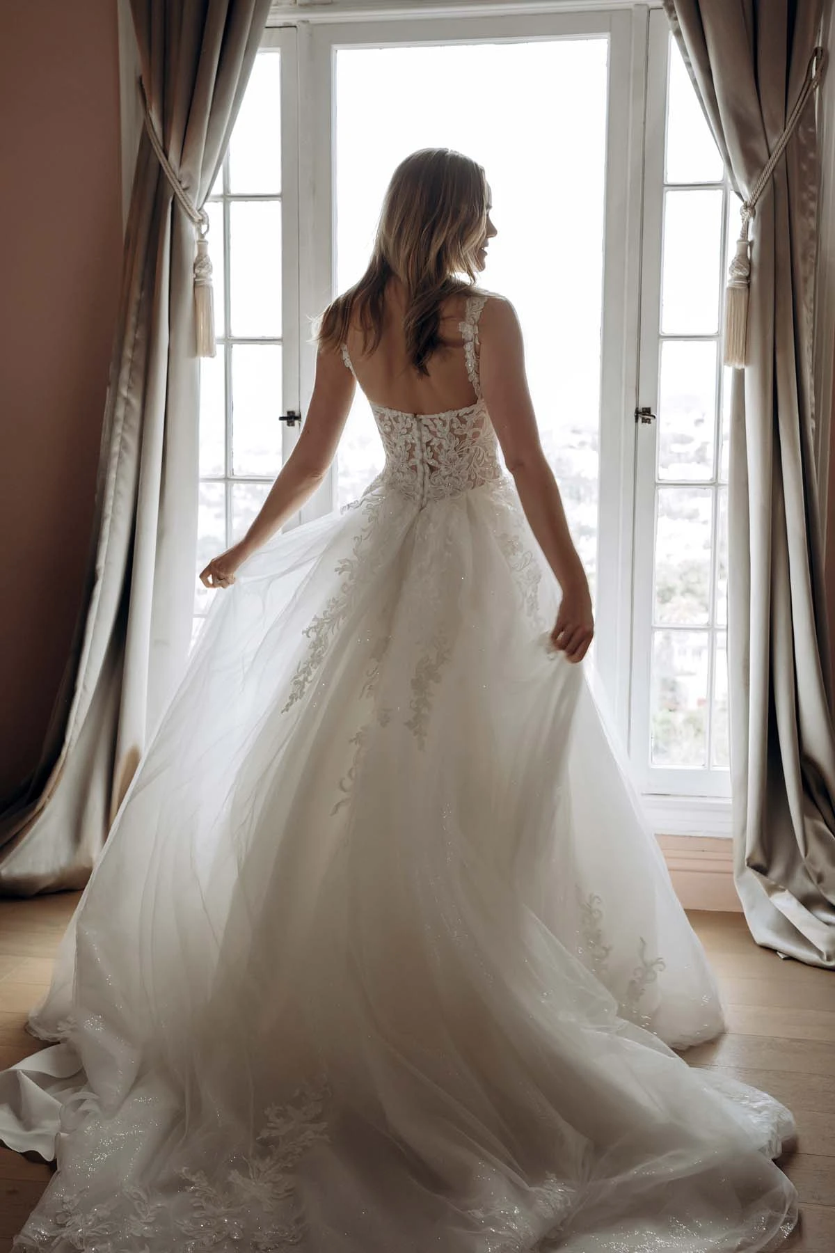sy8314 Funkelndes A-Linien-Brautkleid aus Tüll und Spitze mit Korsettoberteil und tiefem V-Ausschnitt  by Stella York