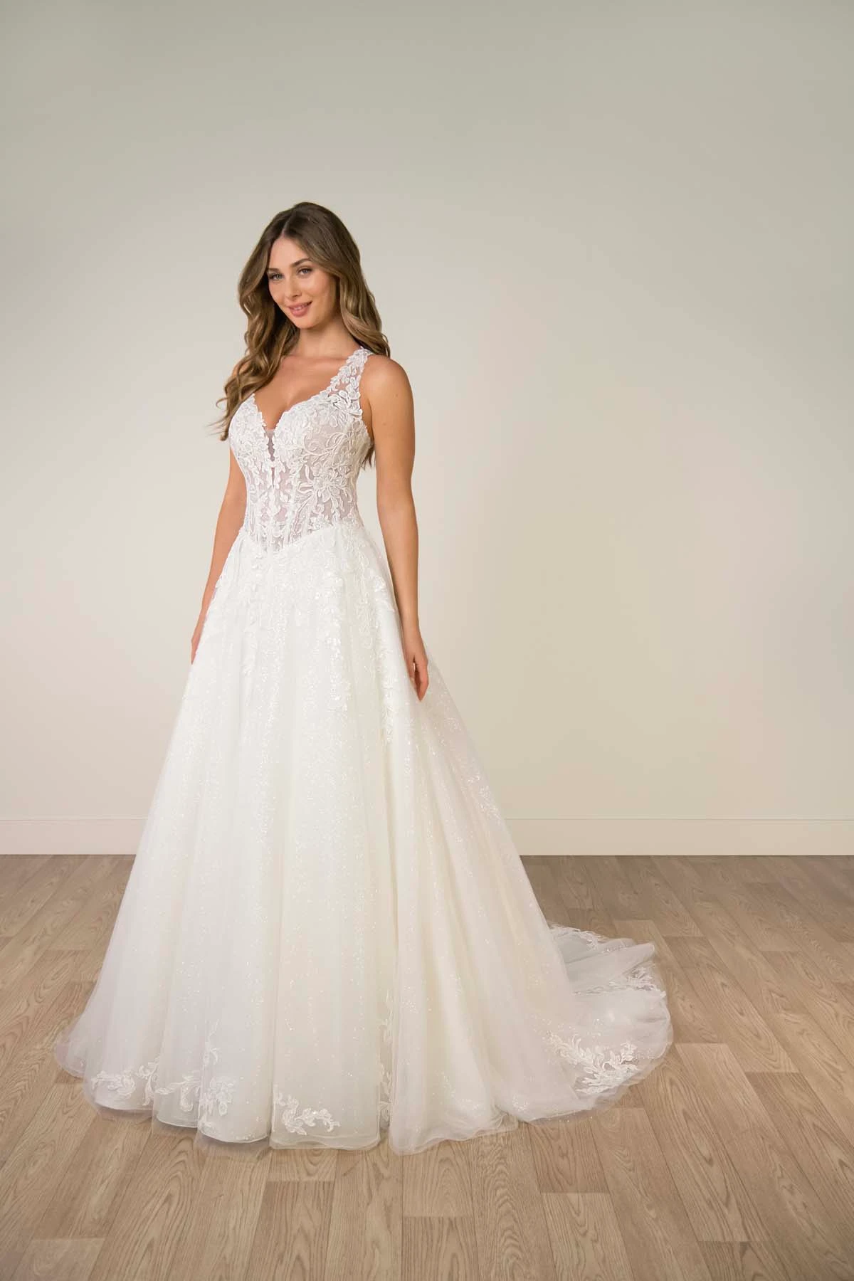 sy8314 Funkelndes A-Linien-Brautkleid aus Tüll und Spitze mit Korsettoberteil und tiefem V-Ausschnitt  by Stella York