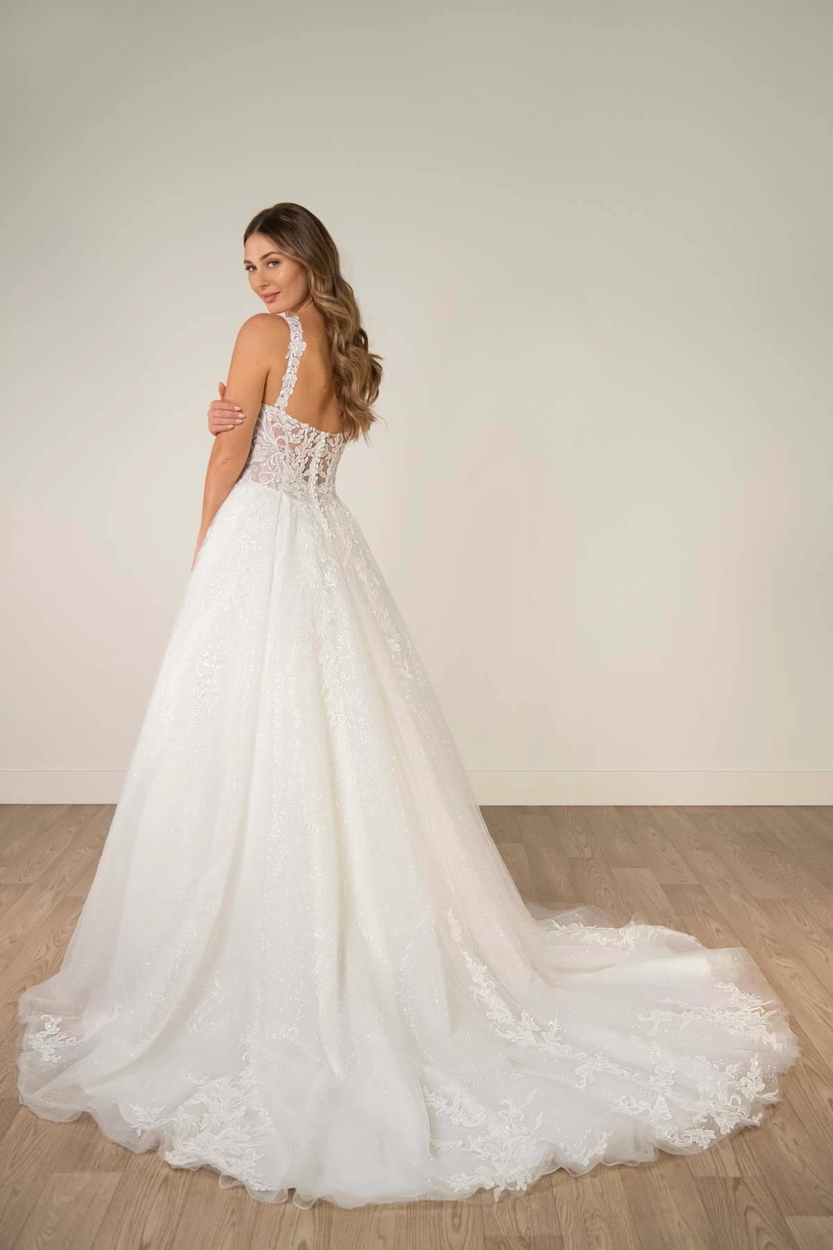 sy8314 Funkelndes A-Linien-Brautkleid aus Tüll und Spitze mit Korsettoberteil und tiefem V-Ausschnitt  by Stella York