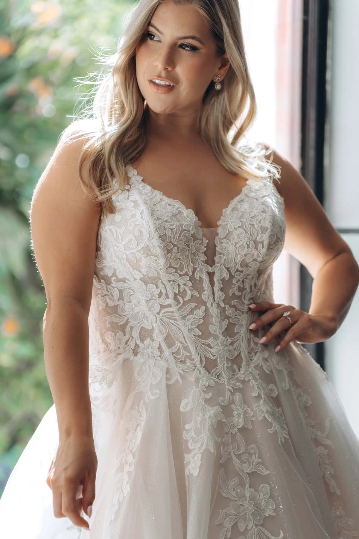 sy8314 Funkelndes A-Linien-Brautkleid aus Tüll und Spitze mit Korsettoberteil und tiefem V-Ausschnitt  by Stella York