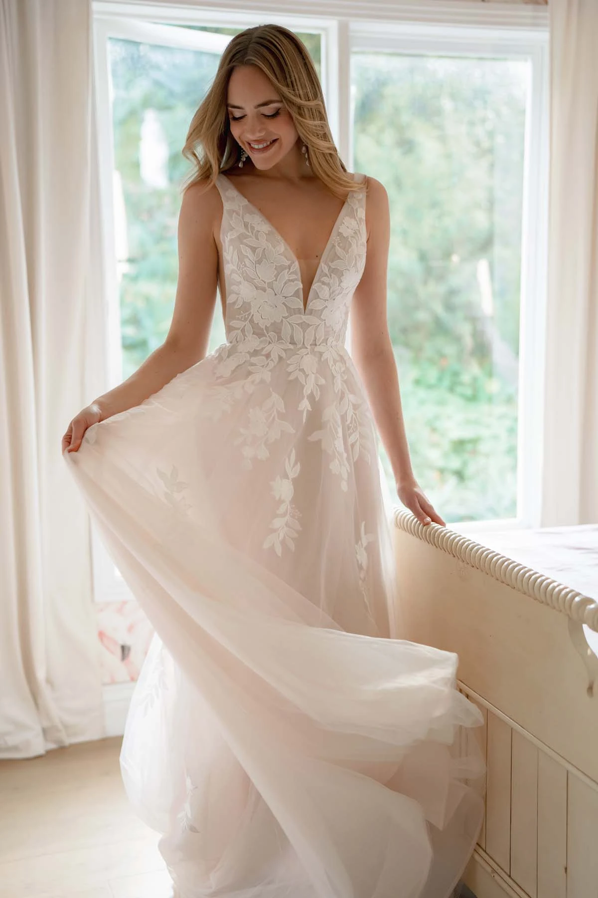 A-Linien-Brautkleid aus Spitze und Tüll mit V-Ausschnitt und tiefen Illusionsdetails, SY8316, byStella York
