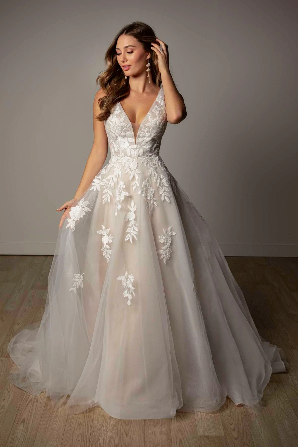 sy8316 A-Linien-Brautkleid aus Spitze und Tüll mit V-Ausschnitt und tiefen Illusionsdetails  by Stella York