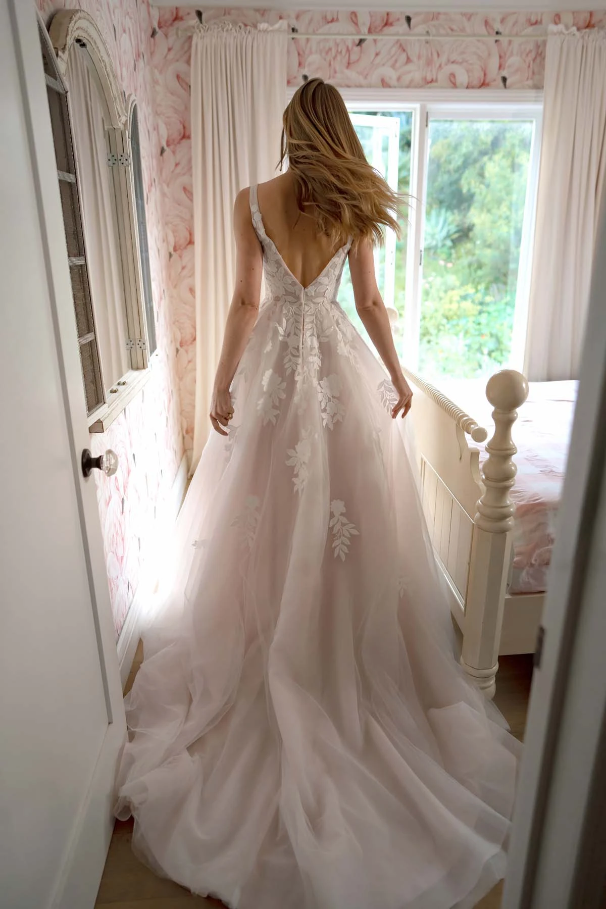 sy8316 A-Linien-Brautkleid aus Spitze und Tüll mit V-Ausschnitt und tiefen Illusionsdetails  by Stella York