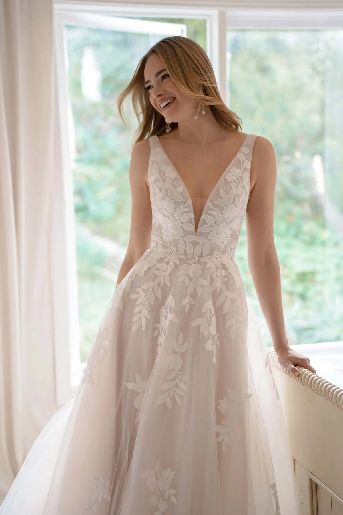 sy8316 A-Linien-Brautkleid aus Spitze und Tüll mit V-Ausschnitt und tiefen Illusionsdetails  by Stella York