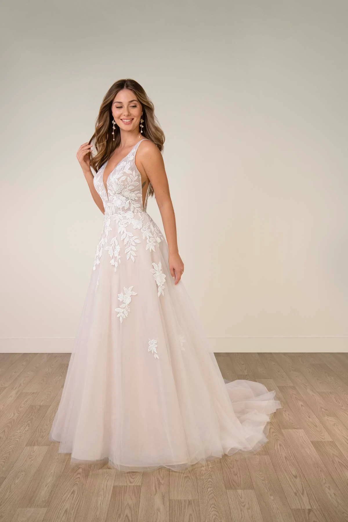 sy8316 A-Linien-Brautkleid aus Spitze und Tüll mit V-Ausschnitt und tiefen Illusionsdetails  by Stella York
