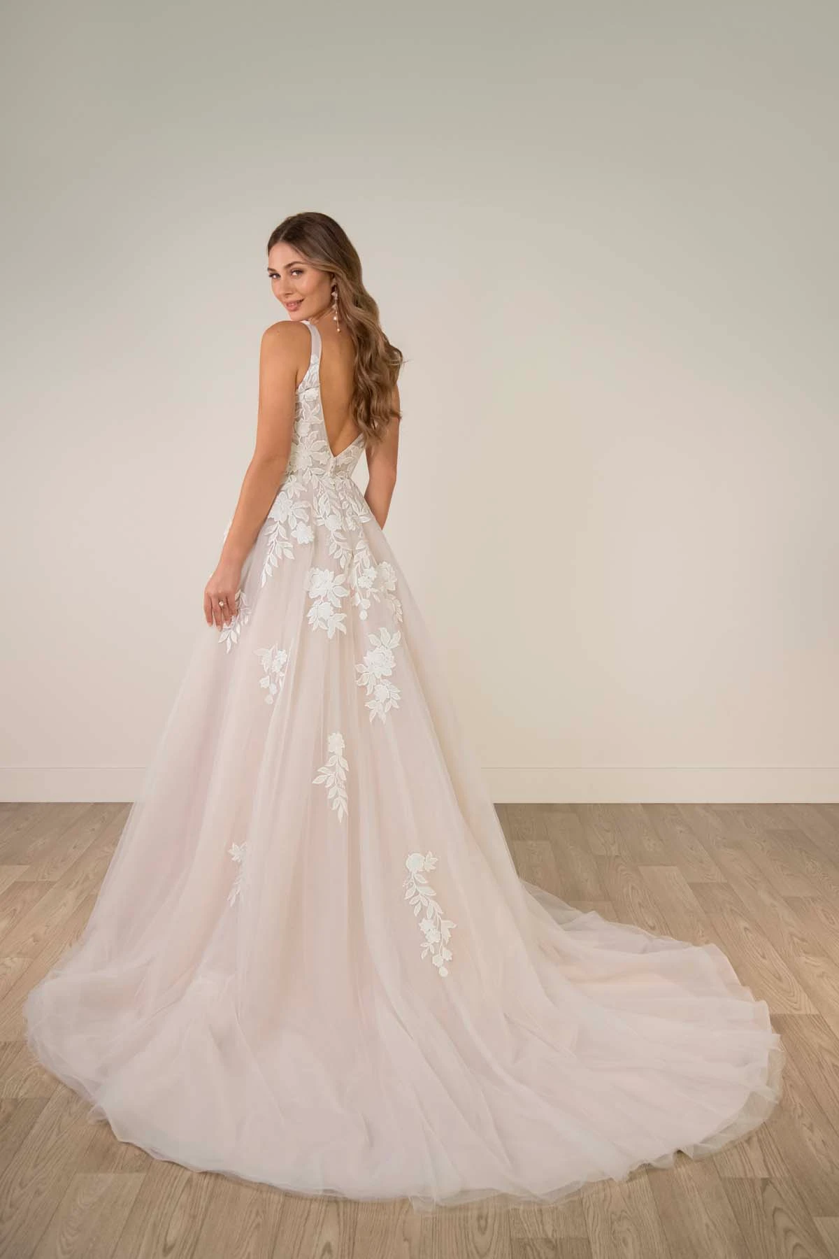 sy8316 A-Linien-Brautkleid aus Spitze und Tüll mit V-Ausschnitt und tiefen Illusionsdetails  by Stella York