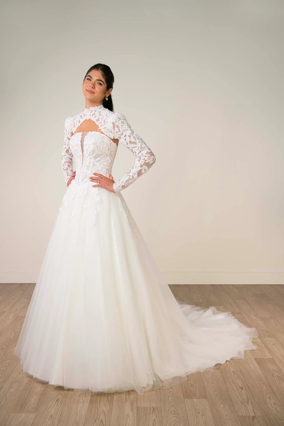 sy8324 A-Linien-Brautkleid aus Spitze und Tüll mit tiefem Ausschnitt und abnehmbarem High-Neck-Body  by Stella York