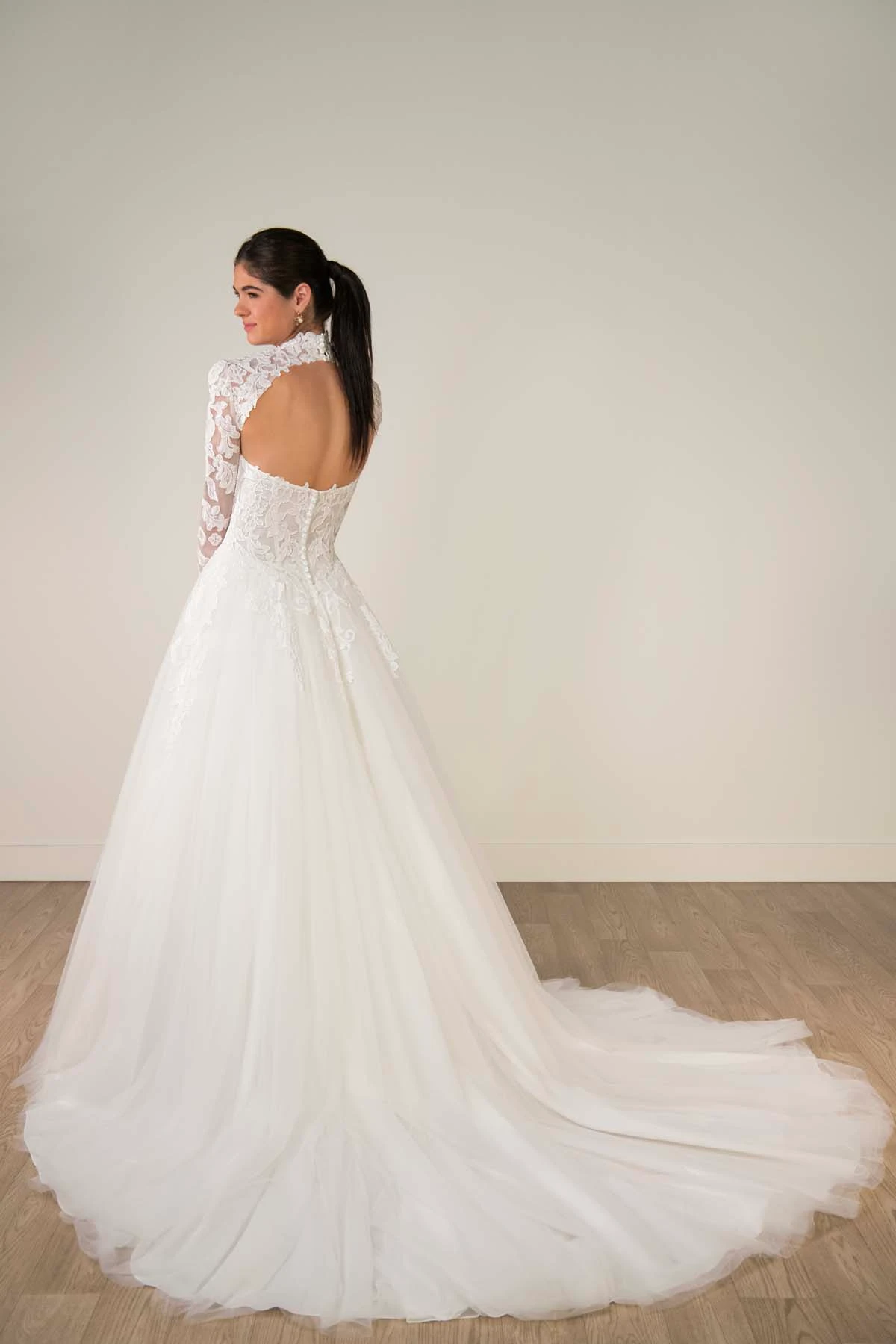 sy8324 A-Linien-Brautkleid aus Spitze und Tüll mit tiefem Ausschnitt und abnehmbarem High-Neck-Body  by Stella York