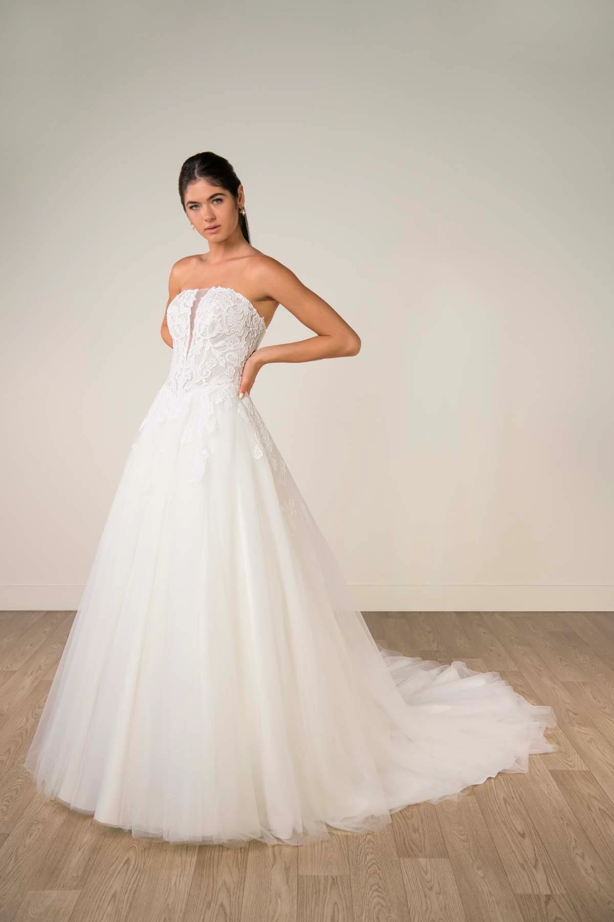 sy8324 A-Linien-Brautkleid aus Spitze und Tüll mit tiefem Ausschnitt und abnehmbarem High-Neck-Body  by Stella York