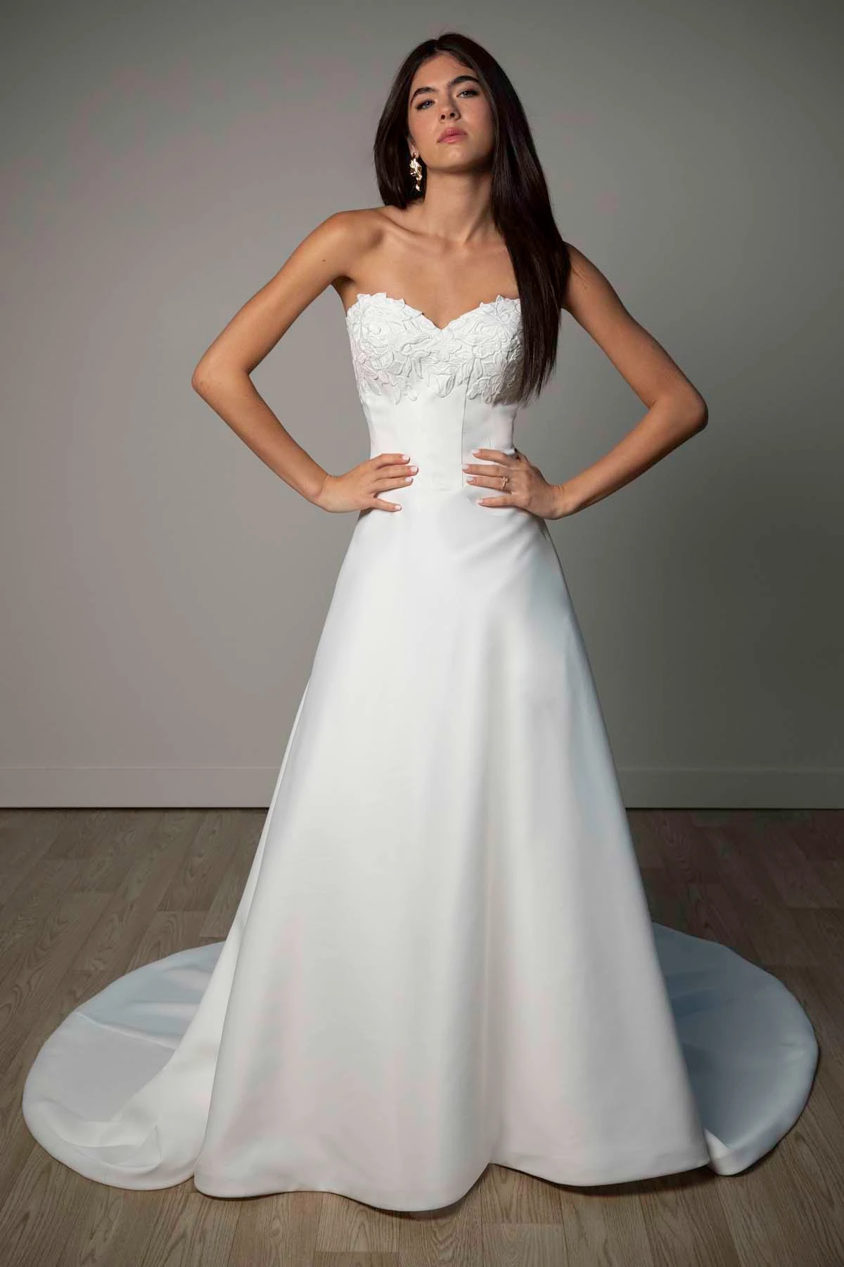Trägerloses A-Linien-Brautkleid aus Spitze und mattem Satin mit herzförmigem Ausschnitt, SY8328, byStella York