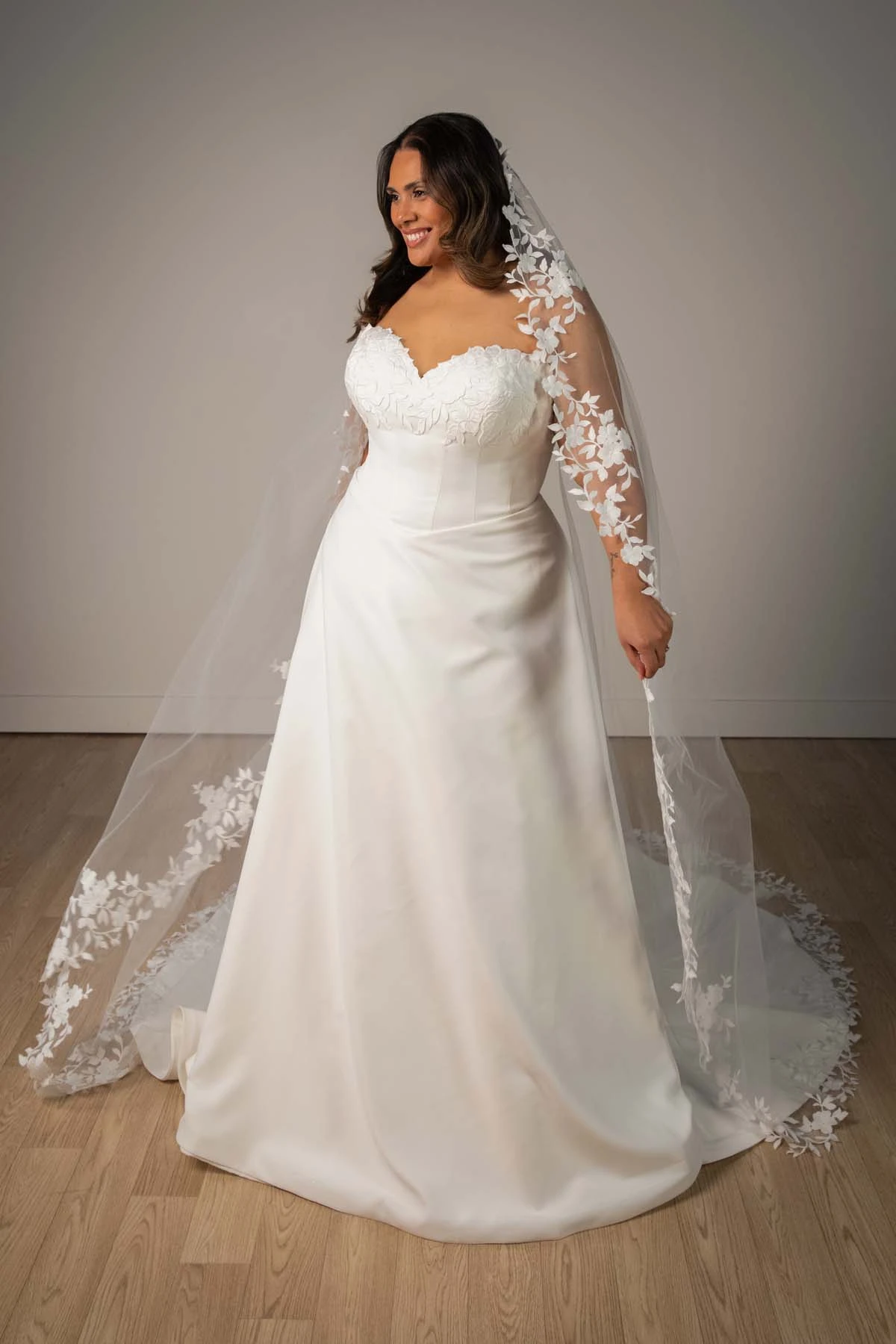 sy8328 Trägerloses A-Linien-Brautkleid aus Spitze und mattem Satin mit herzförmigem Ausschnitt  by Stella York