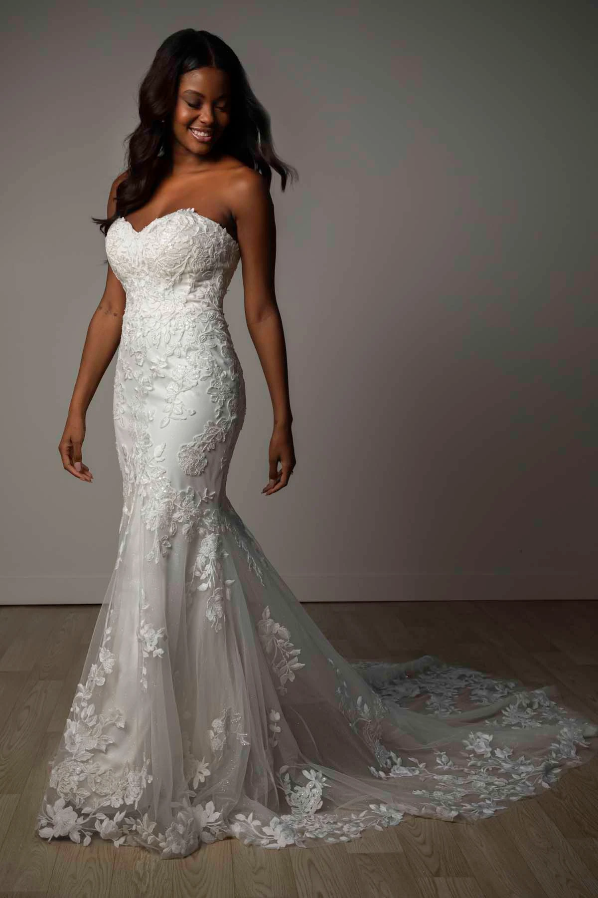 sy8332 Funkelndes Trompeten-Brautkleid aus Spitze und Tüll mit floralen Paillettenapplikationen  by Stella York