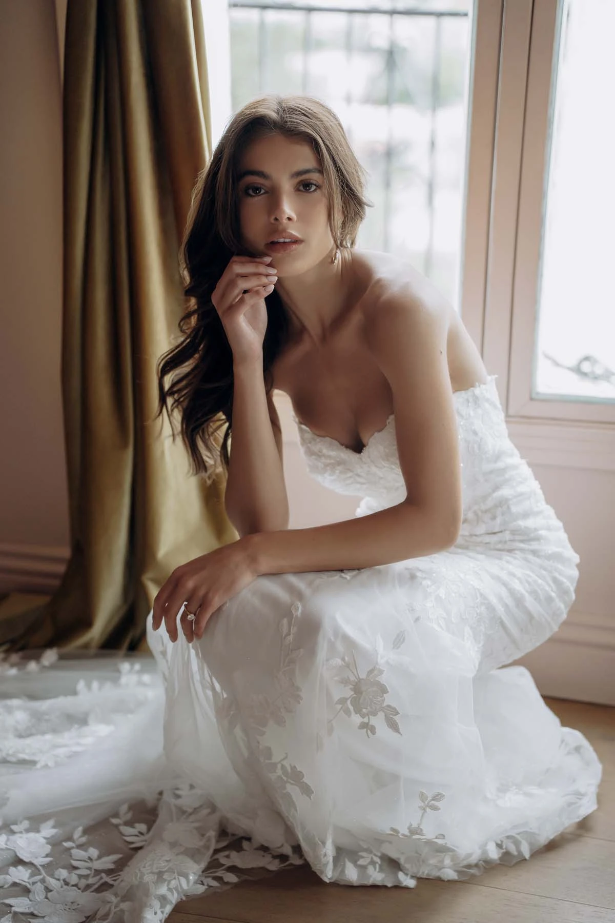 sy8332 Funkelndes Trompeten-Brautkleid aus Spitze und Tüll mit floralen Paillettenapplikationen  by Stella York