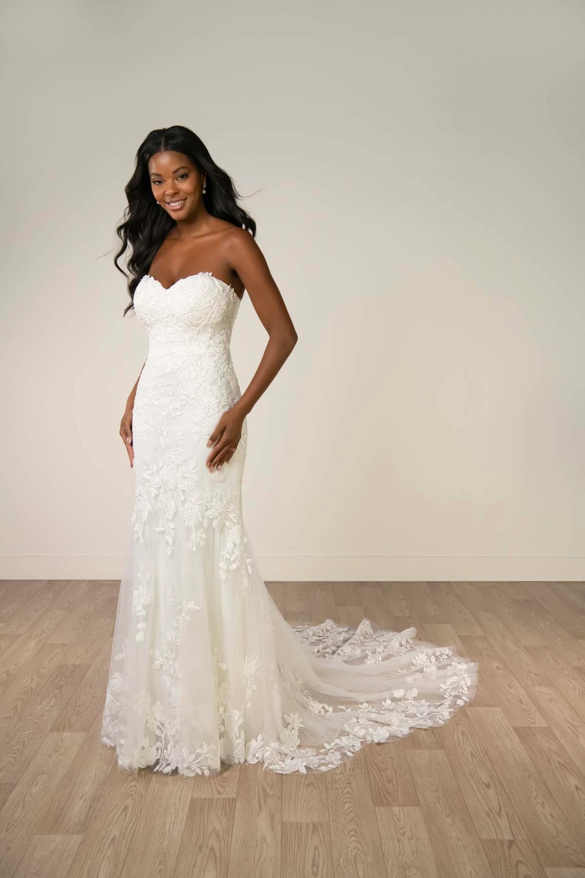 sy8332 Funkelndes Trompeten-Brautkleid aus Spitze und Tüll mit floralen Paillettenapplikationen  by Stella York