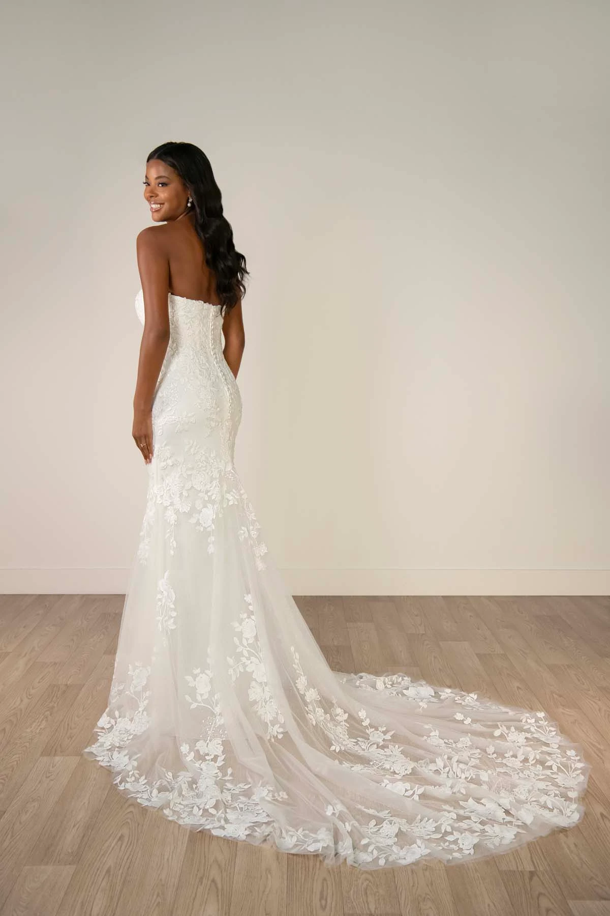 sy8332 Funkelndes Trompeten-Brautkleid aus Spitze und Tüll mit floralen Paillettenapplikationen  by Stella York