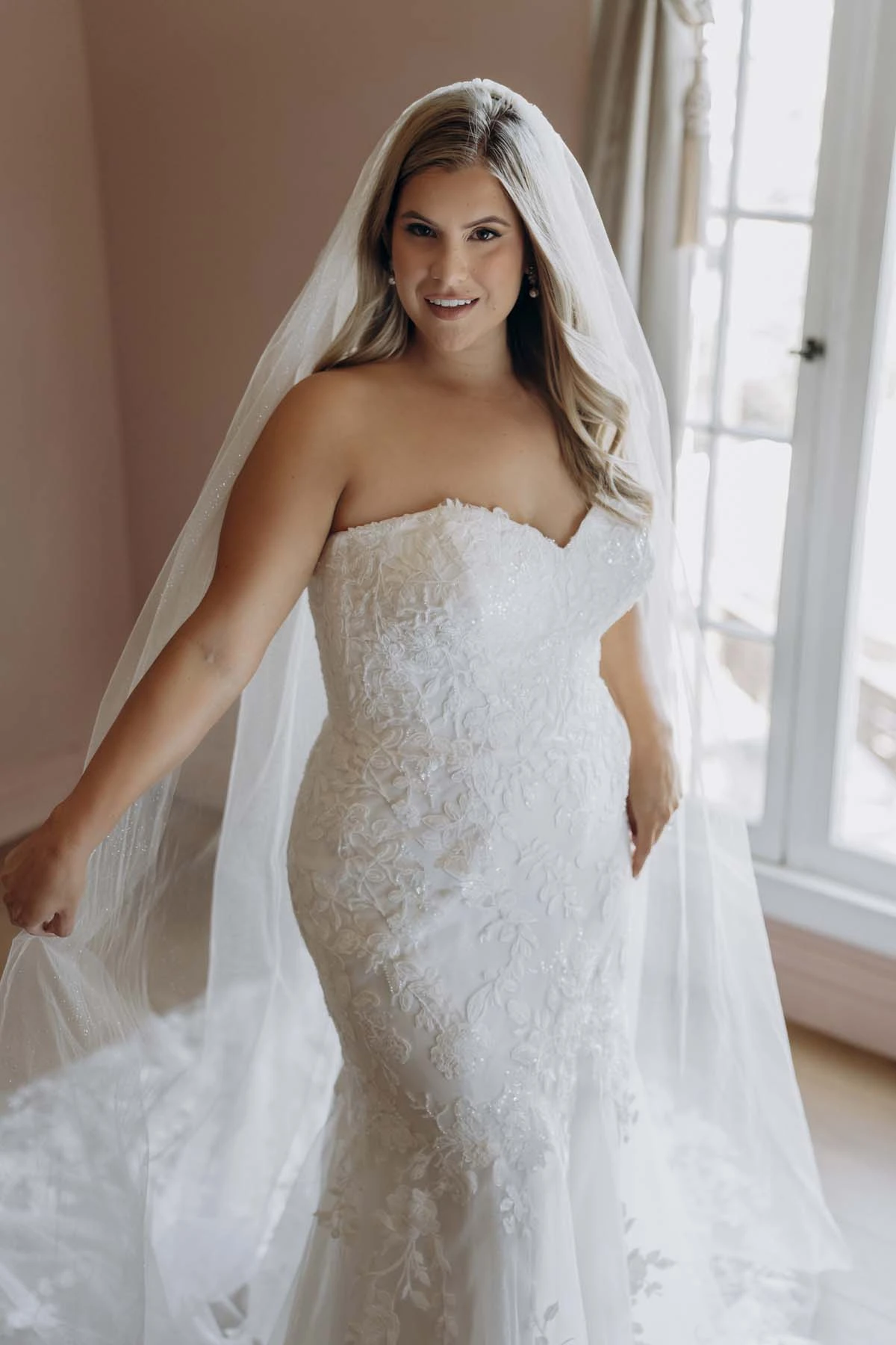 sy8332 Funkelndes Trompeten-Brautkleid aus Spitze und Tüll mit floralen Paillettenapplikationen  by Stella York