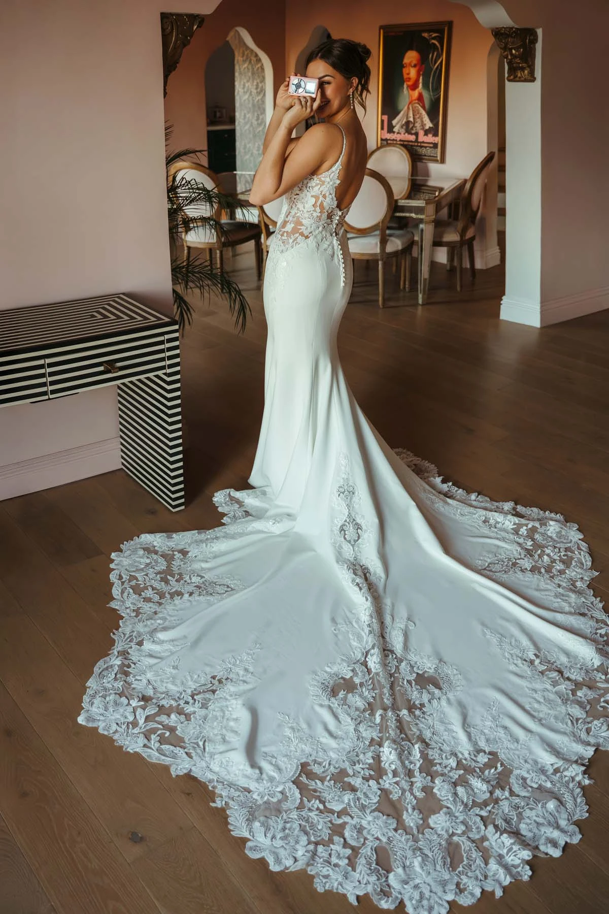 Romantisches Etui-Brautkleid aus Spitze und Krepp mit seitlichen Illusion-Cutouts, SY8340, byStella York