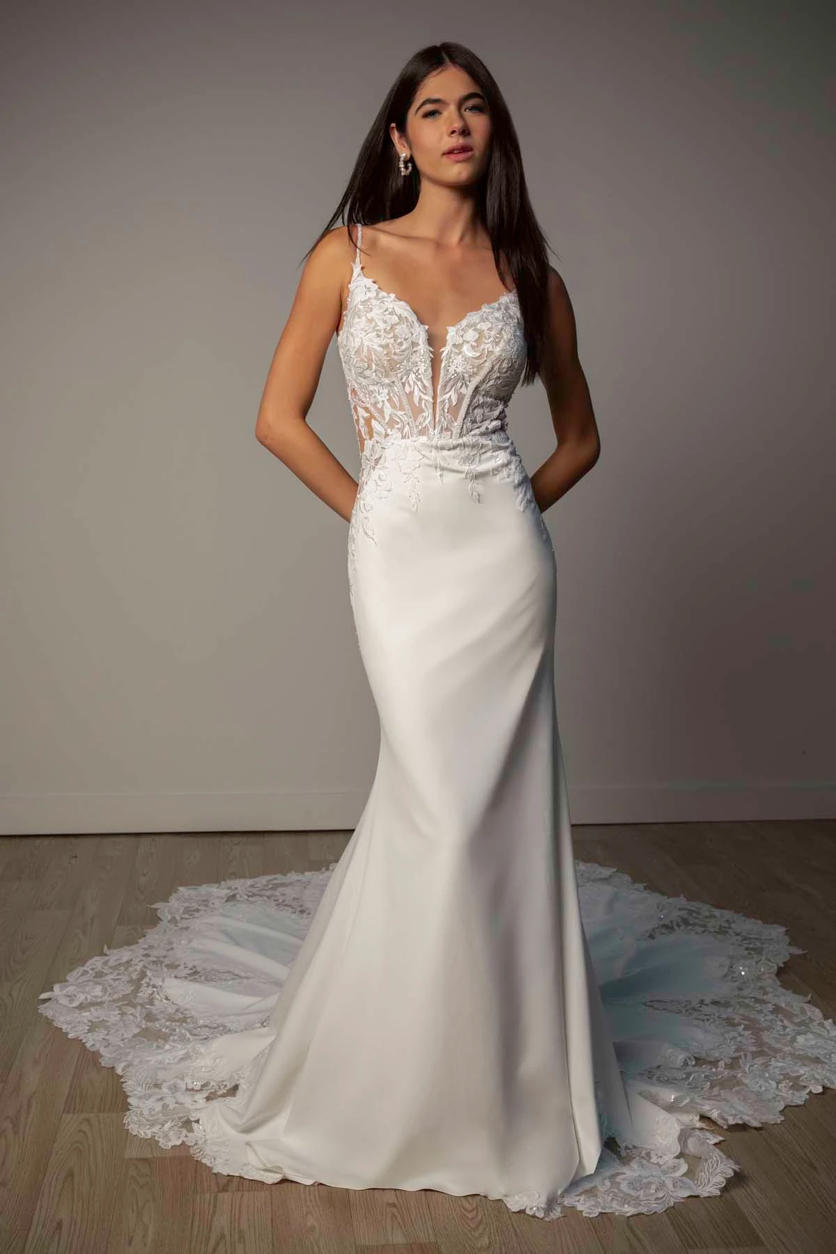sy8340 Romantisches Etui-Brautkleid aus Spitze und Krepp mit seitlichen Illusion-Cutouts  by Stella York