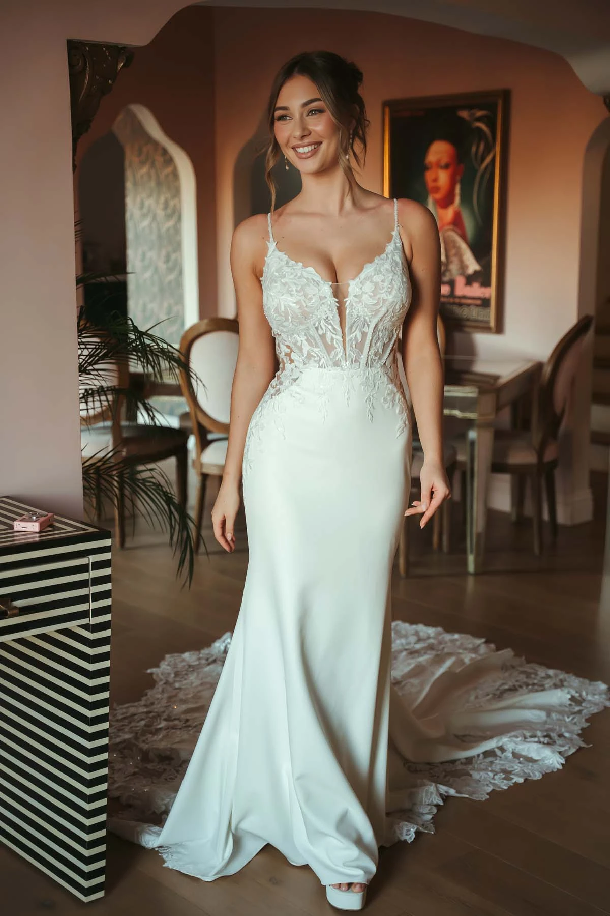 sy8340 Romantisches Etui-Brautkleid aus Spitze und Krepp mit seitlichen Illusion-Cutouts  by Stella York