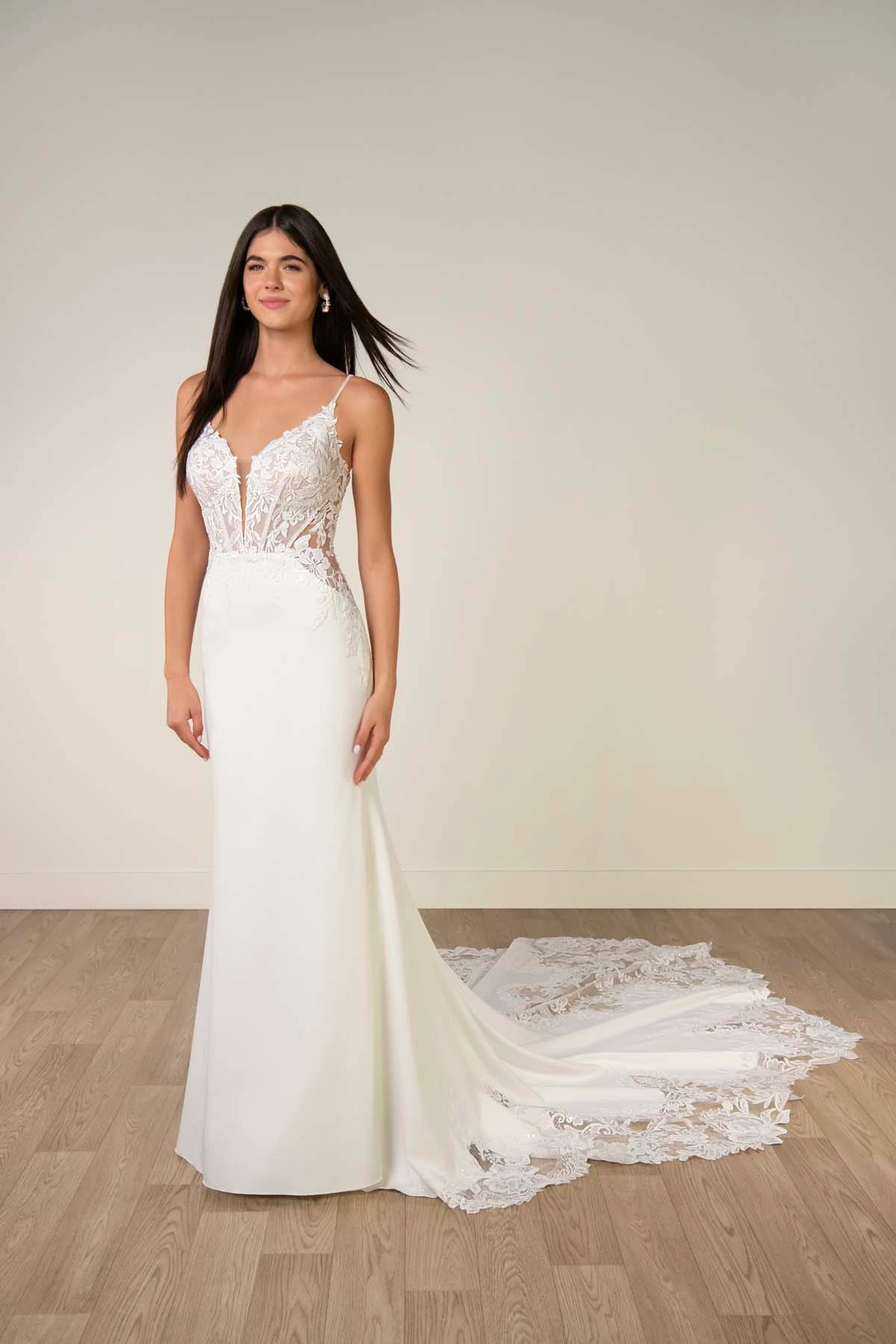 sy8340 Romantisches Etui-Brautkleid aus Spitze und Krepp mit seitlichen Illusion-Cutouts  by Stella York